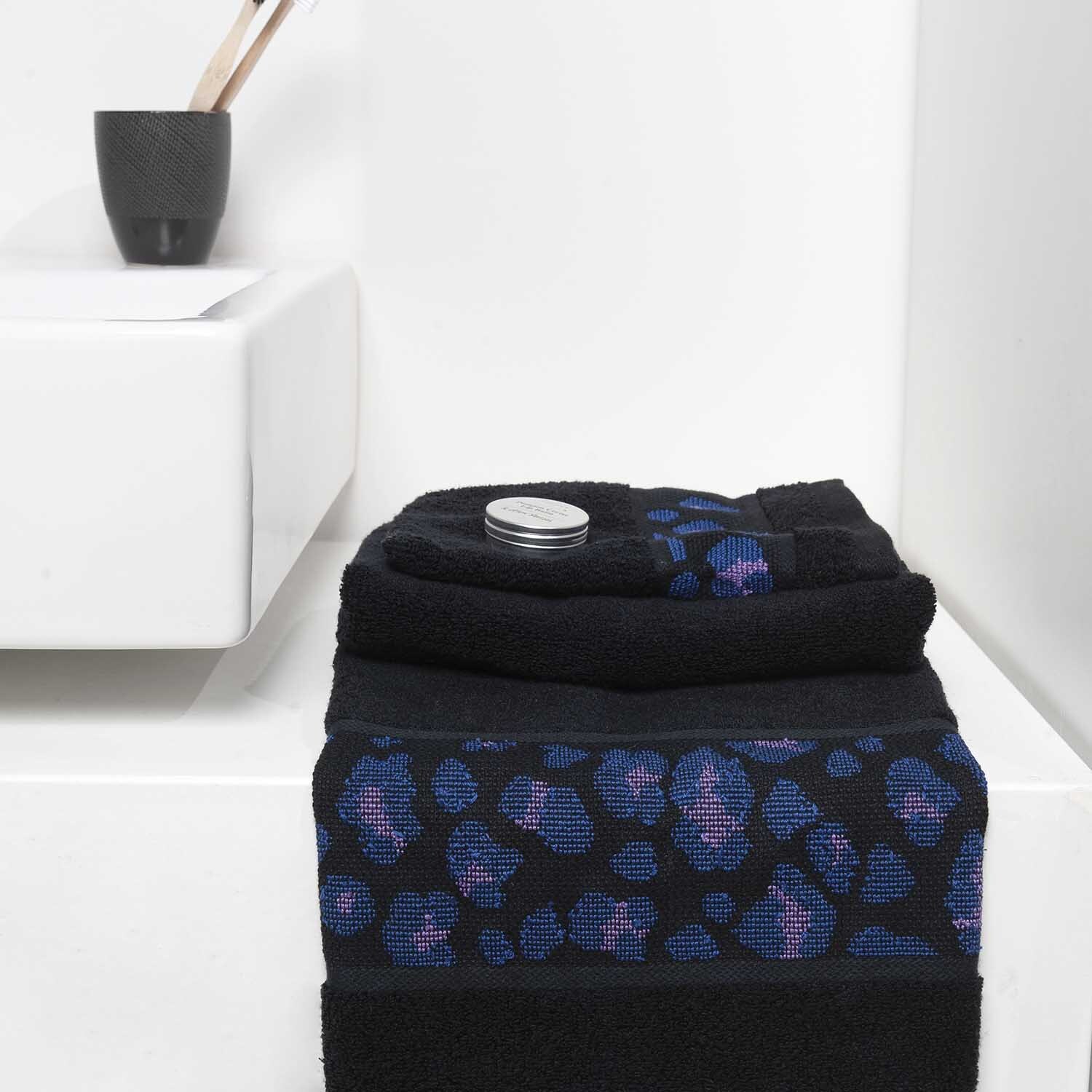 Serviette de bain 50x100cm Couleur Noir from Rico Design Handtuch 50x100cm von Rico Design in elegantem Schwarz mit stilvollem Muster, dekorativ im Badezimmer platziert.