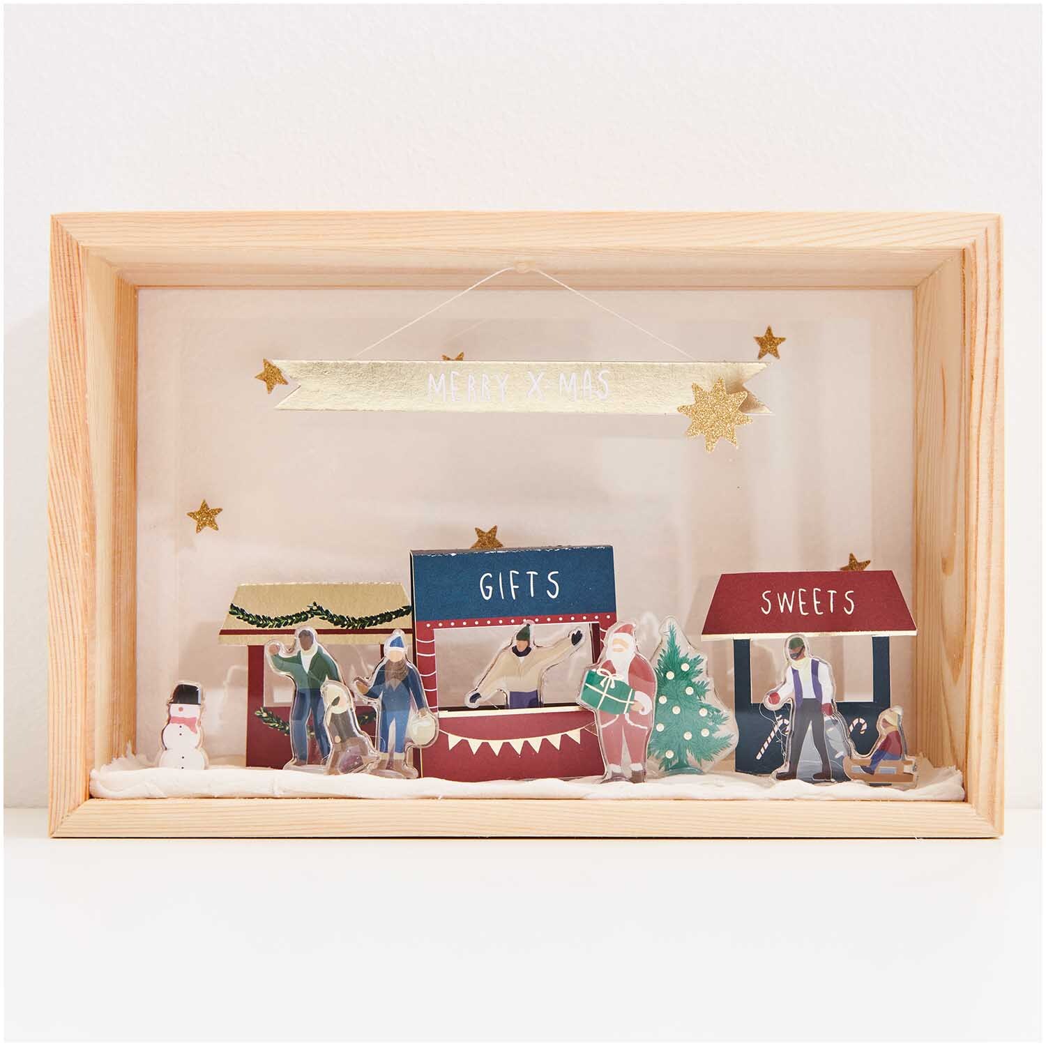 Figurico Modelliermasse 28g Farbe Weiß von Rico Design Figurico Modelliermasse 28g: Weihnachtsszene mit Marktständen, Figuren und Dekorationen in einem Holzrahmen. Ideal für kreative Bastelprojekte.