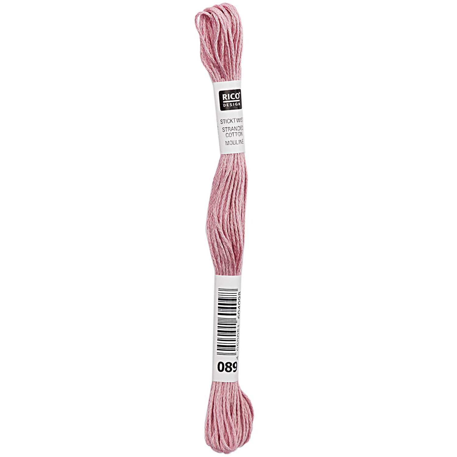 Sticktwist 8m von Rico Design in Rosa. Das Bild zeigt einen Strang rosa Stickgarn mit Etikett.
