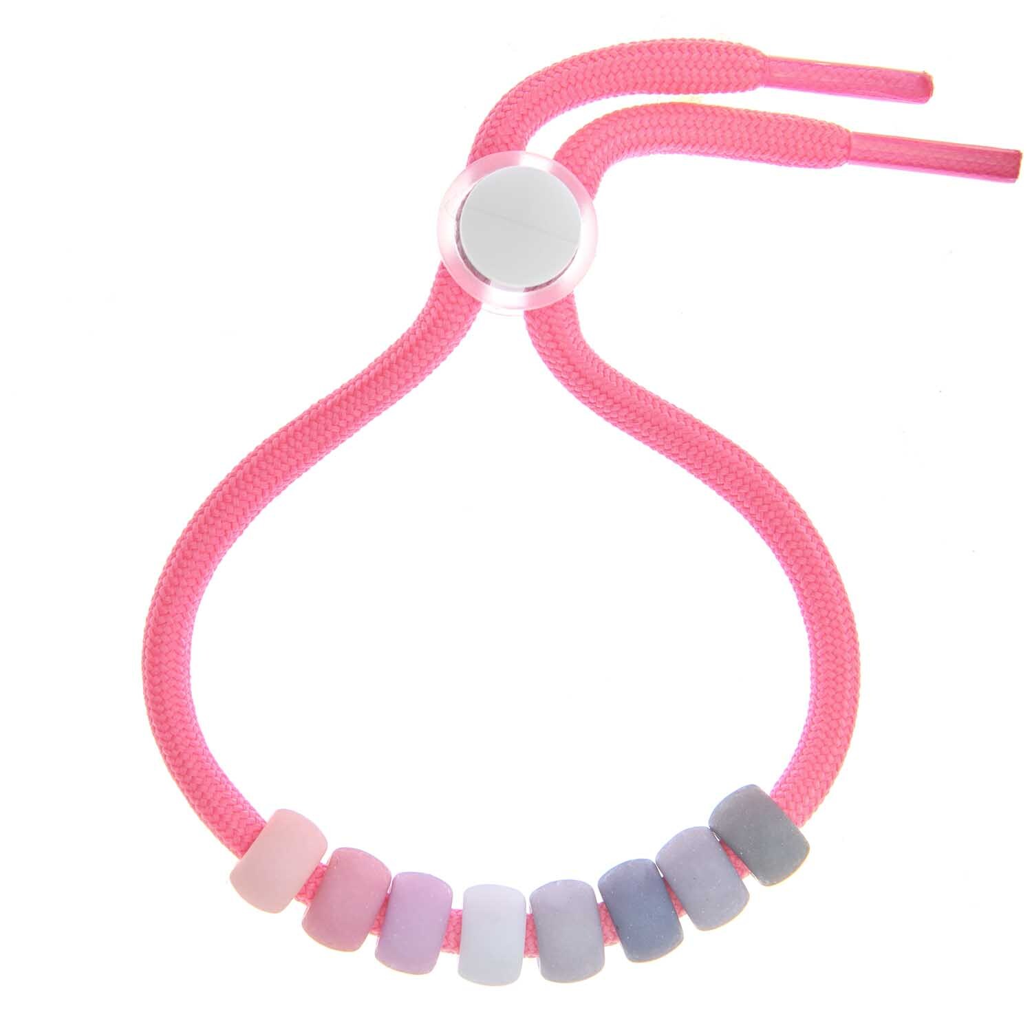 itoshii - Ponii Beads matt Erdfarben 9x6mm 400 Stück von Rico Design Itoshii - Ponii Beads in matten Erdfarben auf einem pinken Armband von Rico Design, 9x6mm.