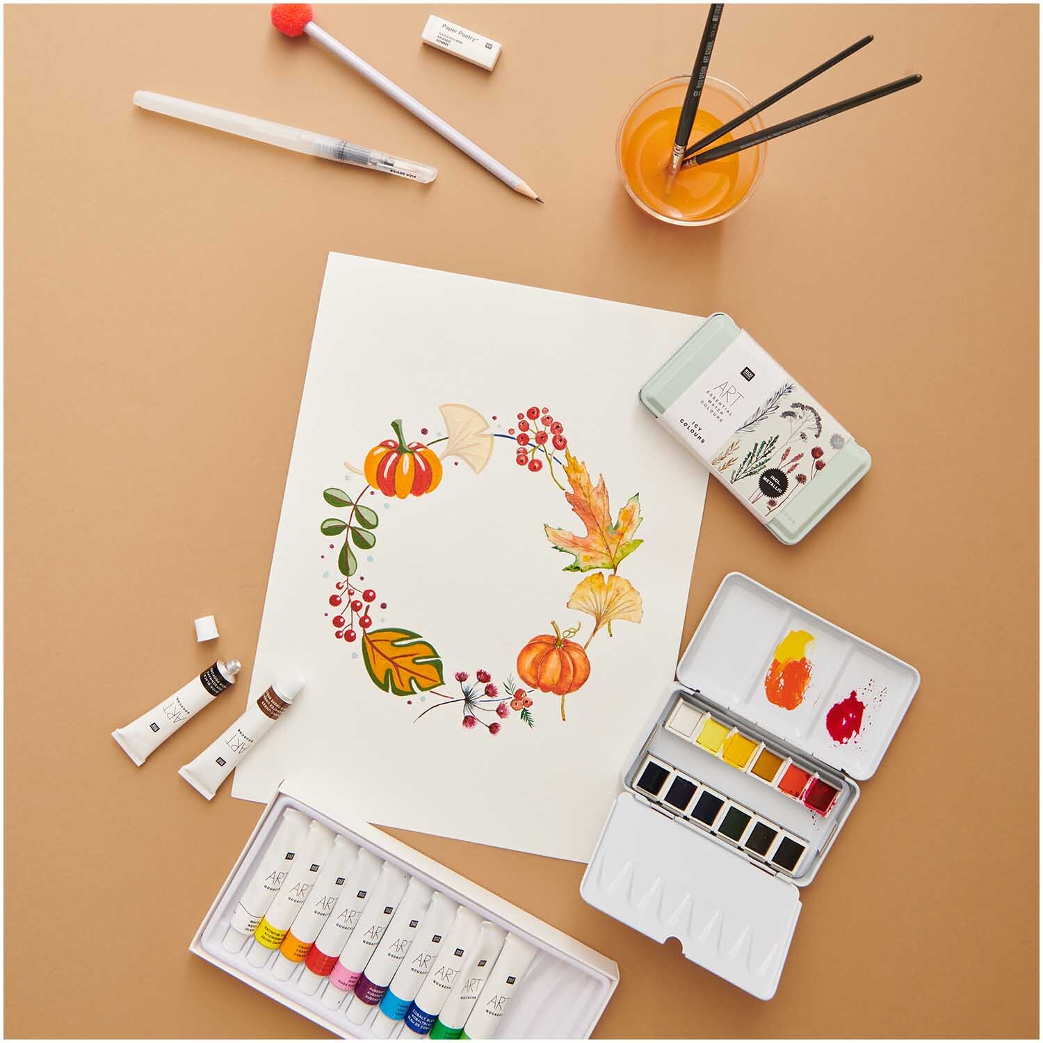 ART Künstler Acrylfarben-Set Basic 12x12ml von Rico Design ART Künstler Acrylfarben-Set Basic 12x12ml zeigt eine herbstliche Malerei mit Blättern und Kürbissen, umgeben von Malutensilien.