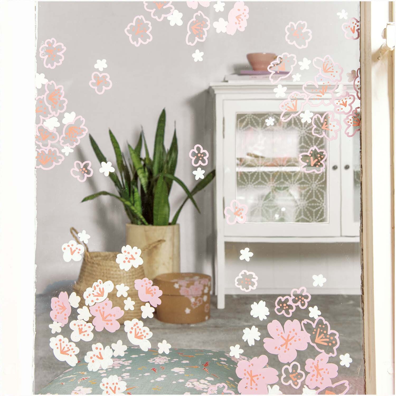 Kreidestifte Flüssigkreide Set Natur 3mm 6 Farben von Rico Design Kreidestifte Flüssigkreide Set Natur 3mm 6 Farben: Ein Raum mit Pflanzen und einem weißen Schrank, dekoriert mit floralen Mustern.