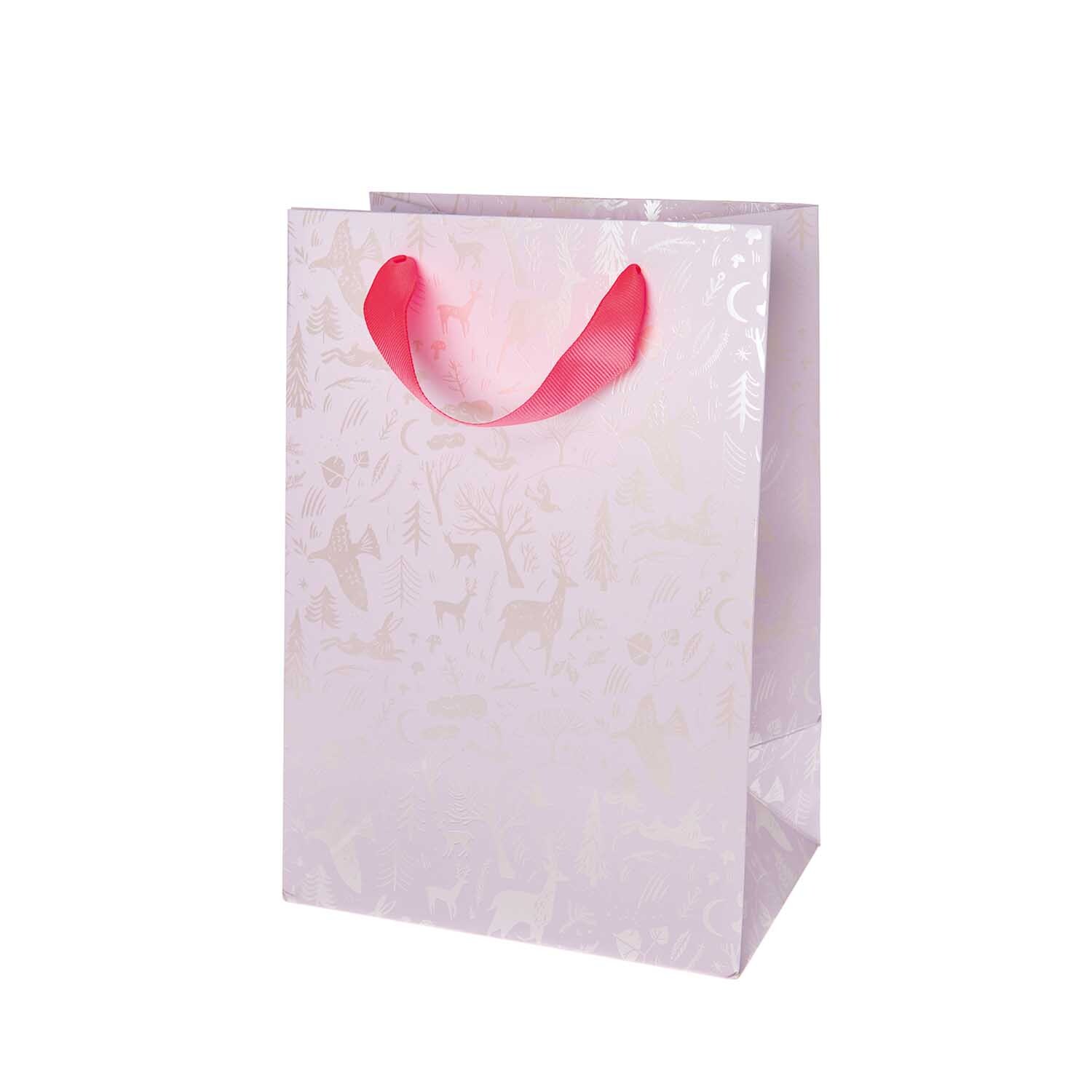 Paper Poetry Geschenktüte Nostalgic Christmas Winterwald in Flieder mit rosa Griffen, ideal für festliche Anlässe, 18x26x12cm.