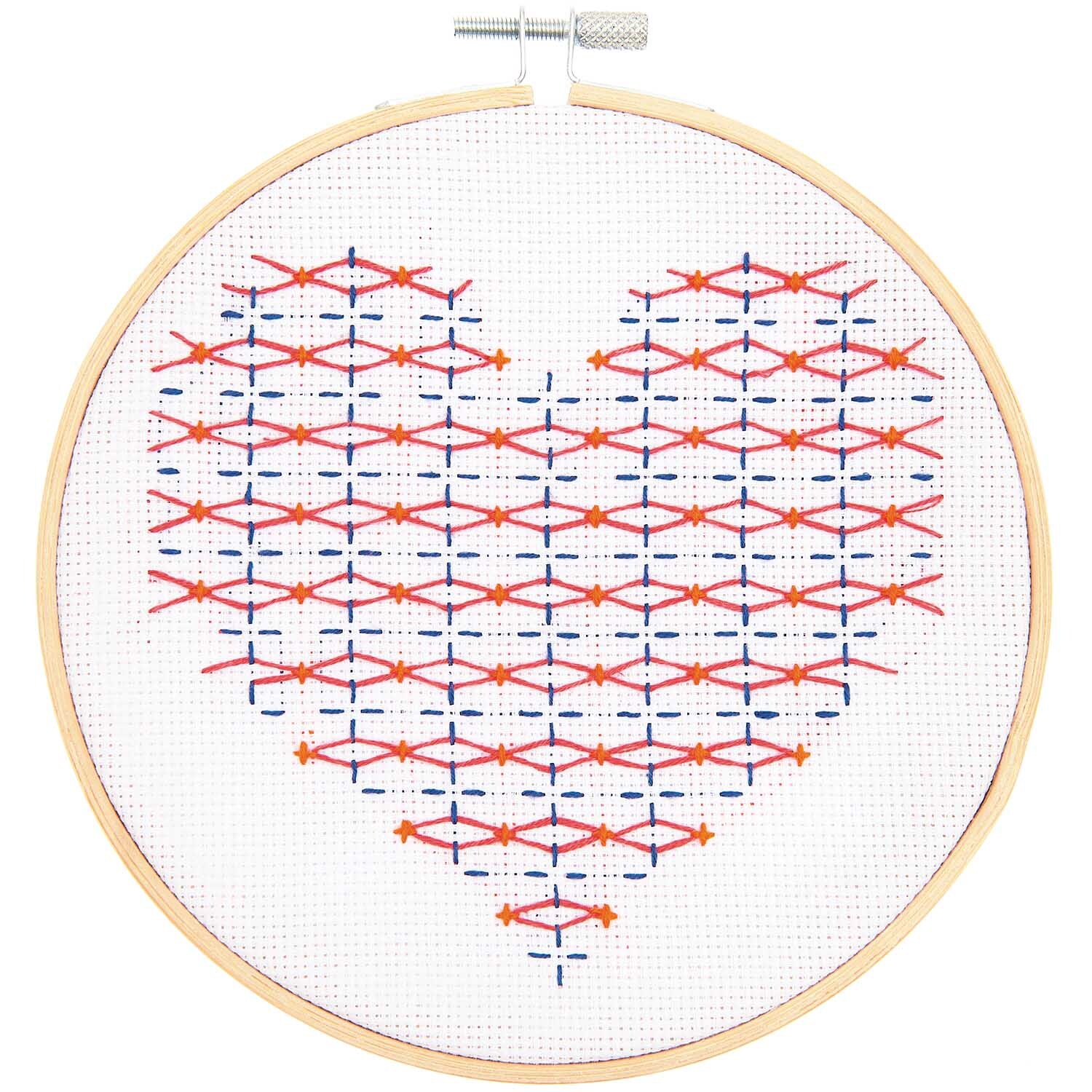 Stickpackung Sashiko Herz zeigt ein Herzmotiv in Rot und Blau auf weißem Stoff von Rico Design.