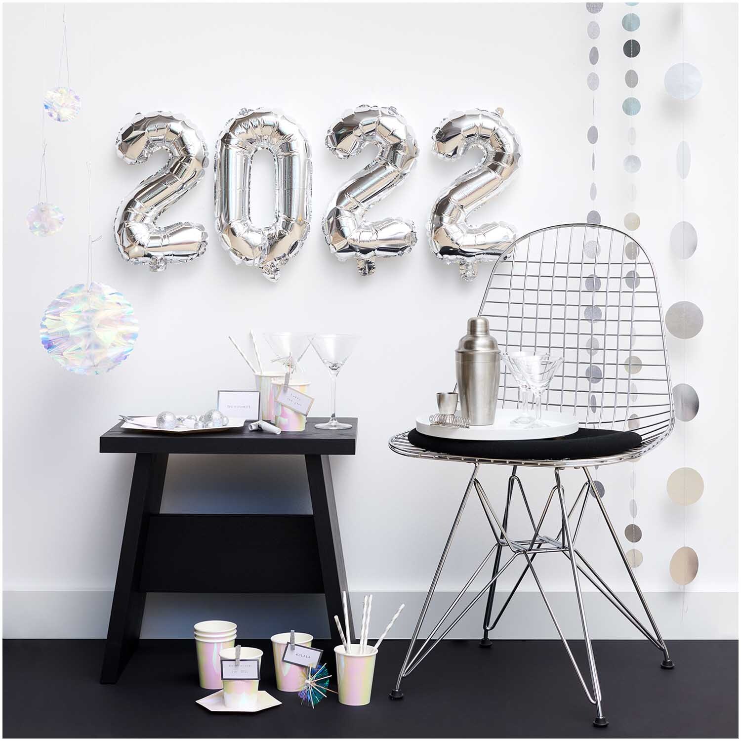Genähte Girlande Kreise 8cm Glitter-silber 1,7m von Rico Design Genähte Girlande Kreise 8cm Glitter-silber 1,7m von Rico Design dekoriert einen modernen Raum mit silbernen Akzenten und Ballons.