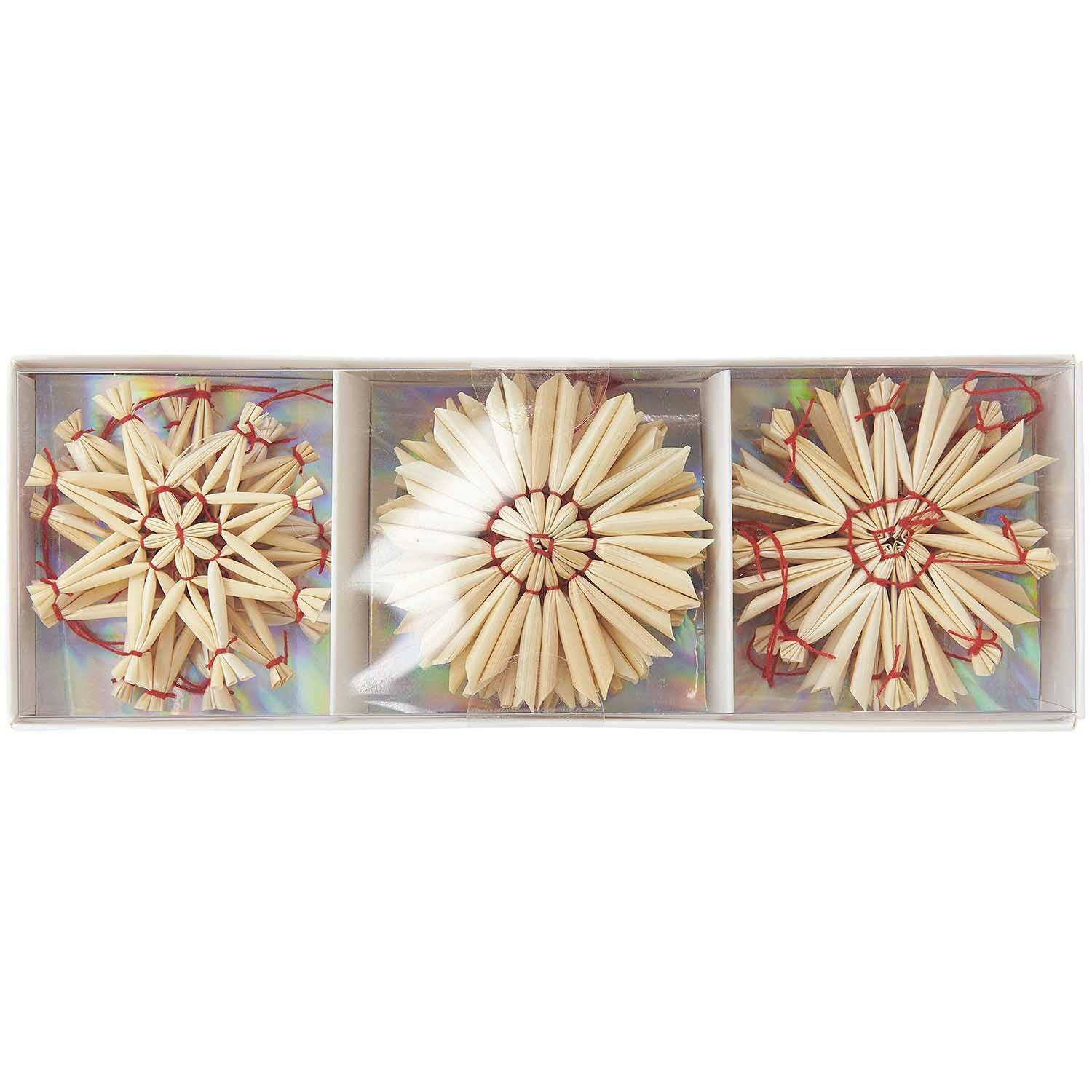 Strohstern-Set 6x6cm 9teilig von Rico Design zeigt drei kunstvoll geflochtene Strohsterne in Natur-Rot.
