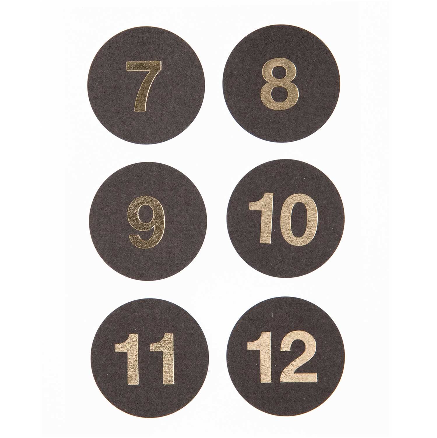 Paper Poetry Adventskalender Sticker Zahlen 1-24 Farbe Schwarz von Rico Design Paper Poetry Adventskalender Sticker Zahlen 1-24 zeigen schwarze Kreise mit goldenen Zahlen von 7 bis 12, ideal für kreative Adventskalender.