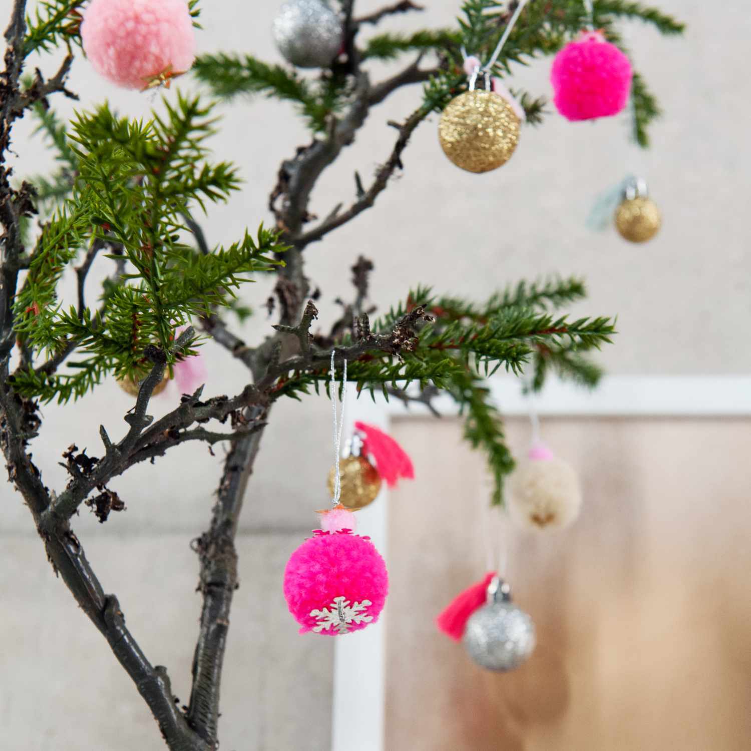 Pompon- und Kugel-Anhänger neon-pastell 6 Stück von Rico Design Pompon- und Kugel-Anhänger neon-pastell 6 Stück an einem Baum, dekorativ in verschiedenen Farben aufgehängt. Ideal für festliche Dekorationen.