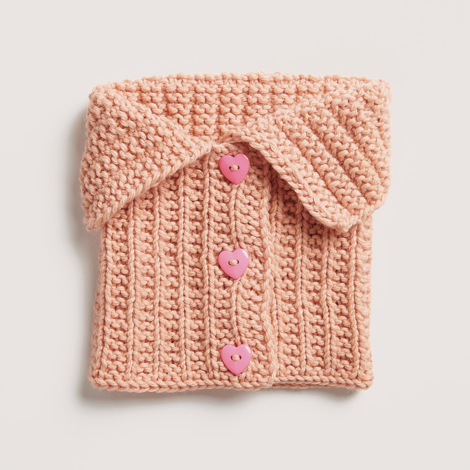 Essentials Mega Wool chunky 100g 115m Farbe Apricot von Rico Design Strickset Kragen Modell 35 aus Made by Me No. 21 in Apricot mit pinken Herzknöpfen.