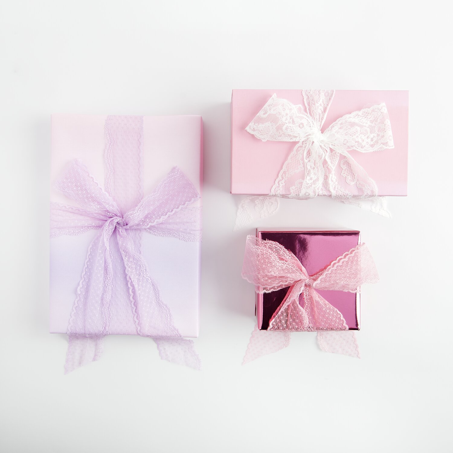 Paper Poetry Spitzenband Pünktchen 58mmx3m Farbe Flieder von Rico Design Paper Poetry Spitzenband Pünktchen: Drei Geschenke mit Spitzenband in Rosa, Flieder und Off-White verziert.