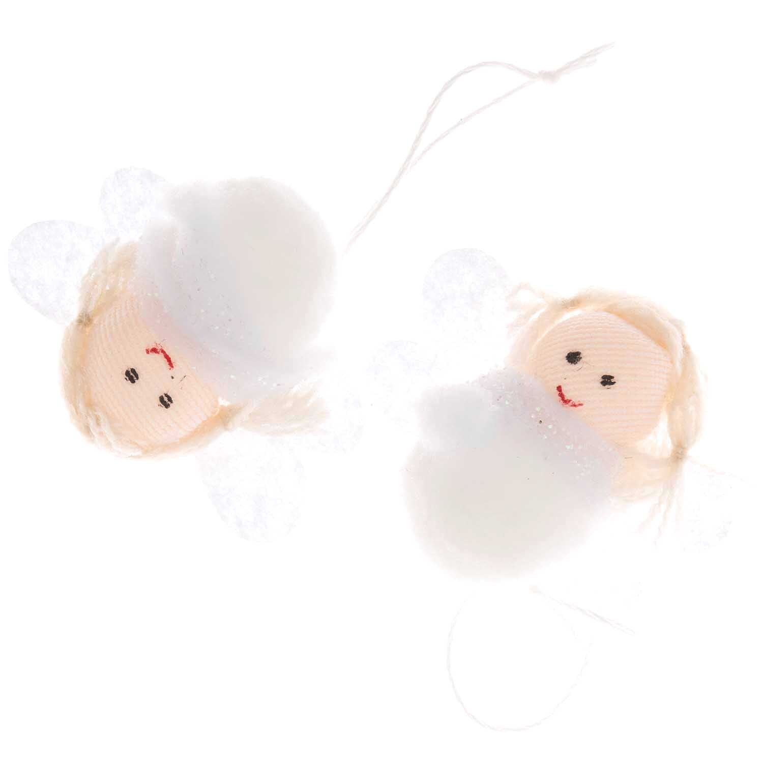 Hänger Engel aus Pompons, 40x50mm, 2 Stück. Zwei weiße Engel aus Pompons von Rico Design mit freundlichen Gesichtern.