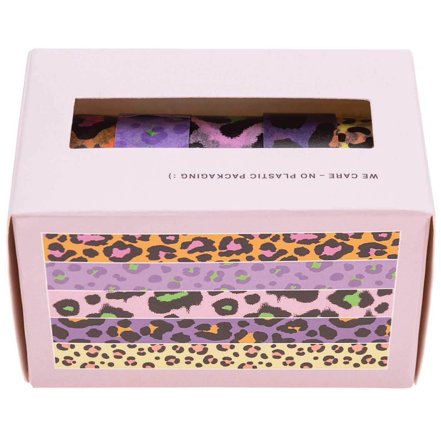 Paper Poetry Tape Set Acid Leo 5-teilig von Rico Design Paper Poetry Tape Set Acid Leo, 5-teilig, mit buntem Leopardenmuster in einer rosa Verpackung. Ideal für kreative Projekte.
