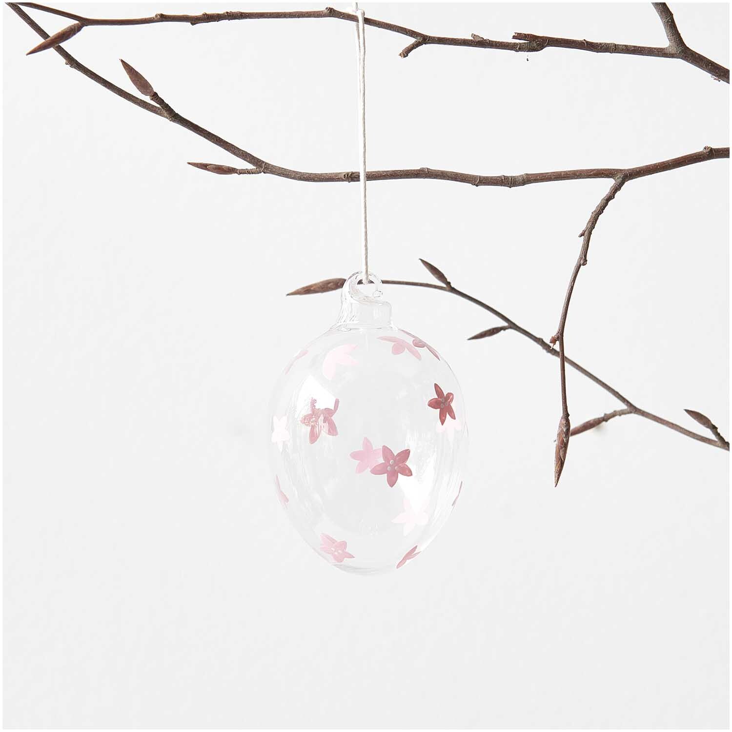 Glas Ei Kirschblüte handbemalt Ø 6cm von Rico Design Glas Ei Kirschblüte handbemalt Ø 6cm von Rico Design, hängend an einem Ast mit zarten Blütenmotiven.