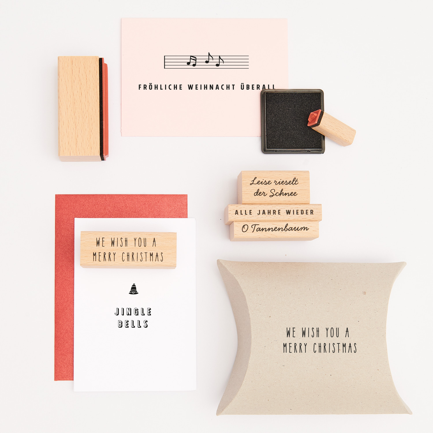 Paper Poetry Stempelset Weihnachtslieder, 28-teilig, von Rico Design. Verschiedene Stempel und Karten mit Weihnachtsmotiven auf hellem Hintergrund.