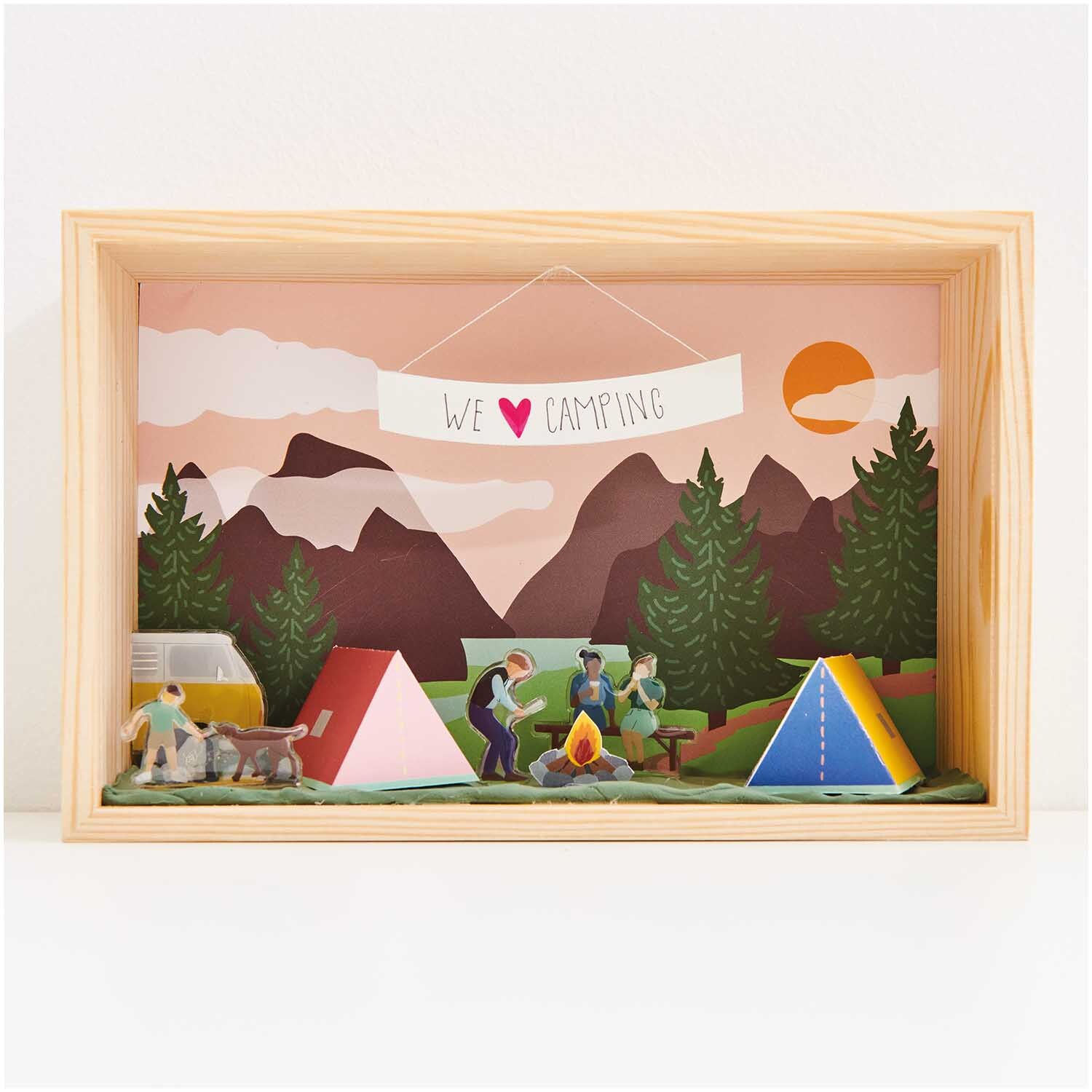 Figurico Modelliermasse 28g Farbe Dunkelgrün von Rico Design Figurico Modelliermasse 28g: Diorama mit Camping-Szene, Zelten, Lagerfeuer und Bergen im Hintergrund.