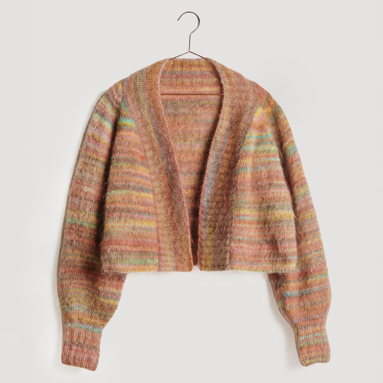 Fashion Meri Mohair Print 50g 275m Farbe Dark Peaches von Rico Design Strickset Jacke Modell 16 aus Die Neue Masche No. 13, bunte Mohairjacke auf einem Bügel.