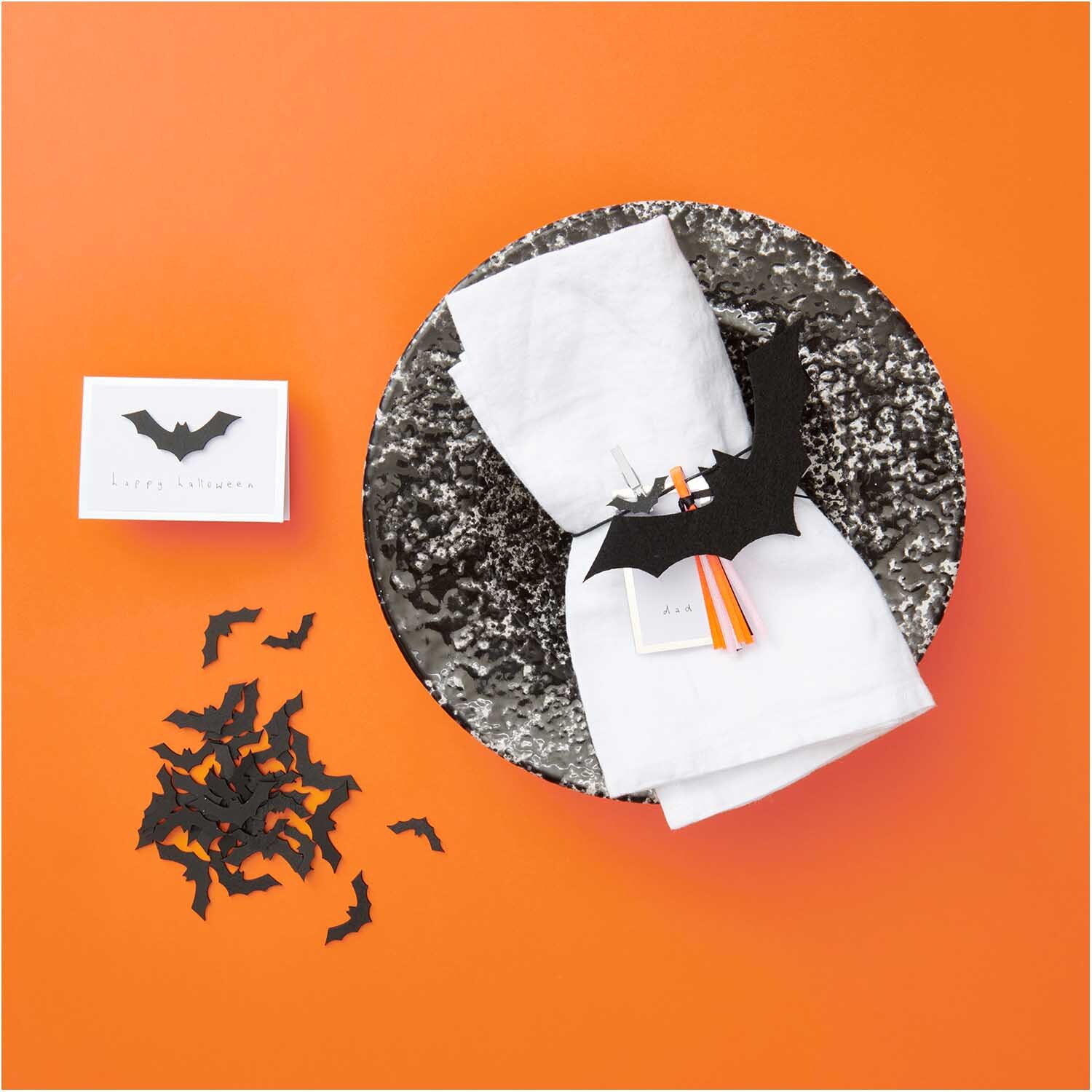 Filzhänger Fledermaus schwarz 6,3x14,5cm von Rico Design Filzhänger Fledermaus von Rico Design auf einem gedeckten Tisch mit orangefarbenem Hintergrund. Ideal für Halloween-Dekorationen.