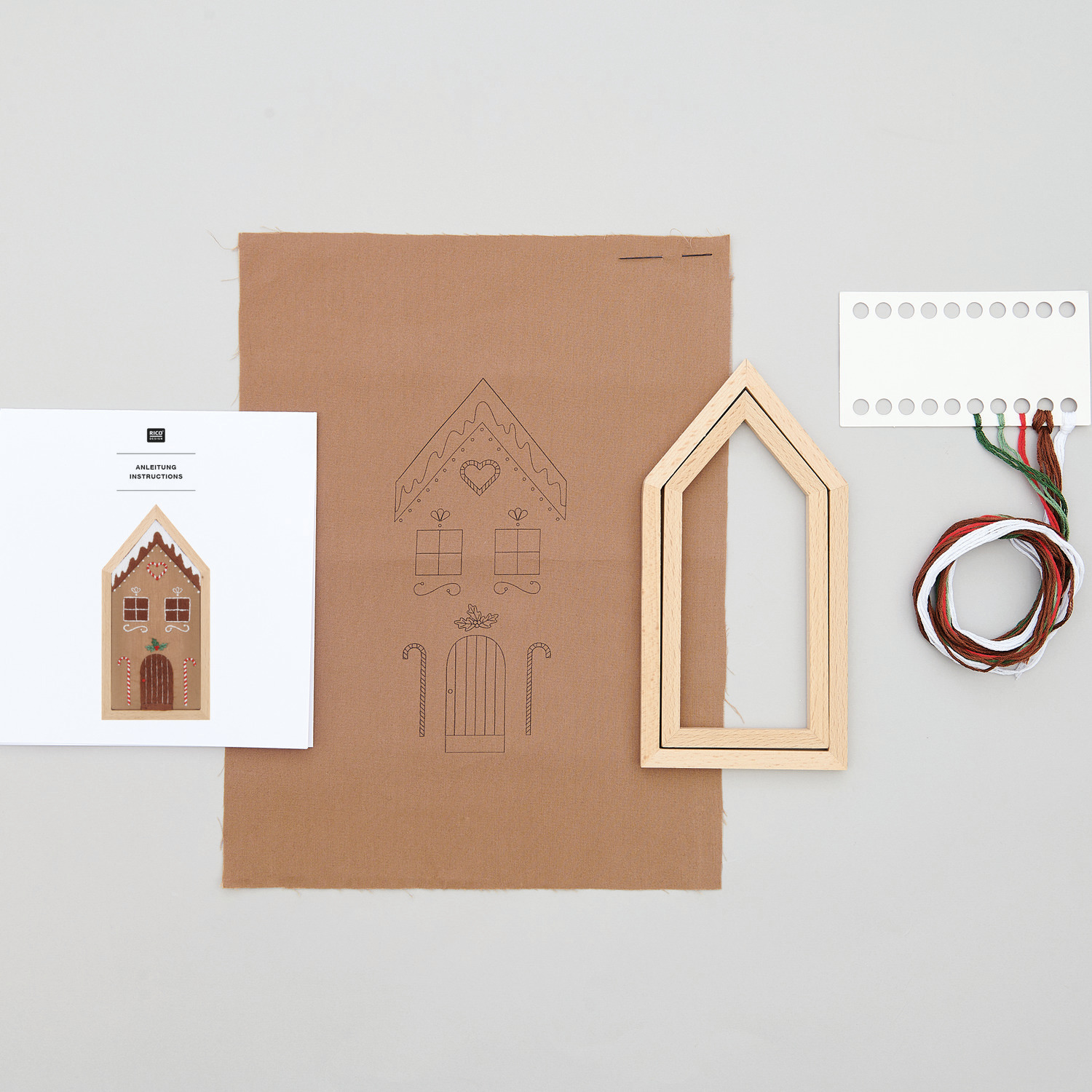 Stickpackung Lebkuchenhaus klein vorgezeichnet 9x18cm von Rico Design Stickpackung Lebkuchenhaus klein vorgezeichnet: Set mit Stoff, Holzrahmen und Garn von Rico Design, ideal für kreative Handarbeiten.