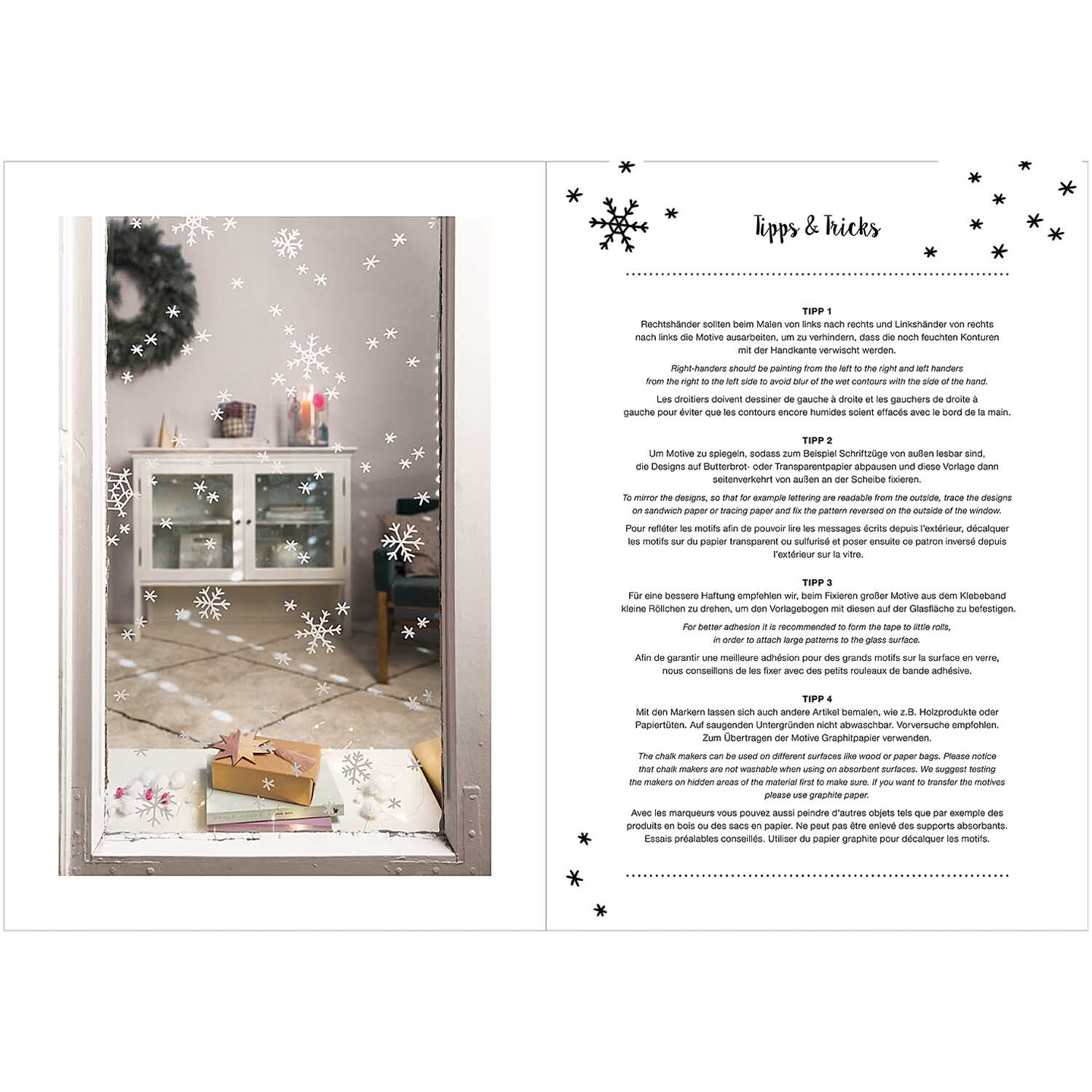 Vorlagenmappe Nostalgic Christmas Fenster- und Glasmalerei mit Kreidestiften von Rico Design Vorlagenmappe Nostalgic Christmas: Ein weihnachtlich dekoriertes Fenster mit Schneeflockenmotiven, im Hintergrund ein Regal mit Kerzen und Geschenken.