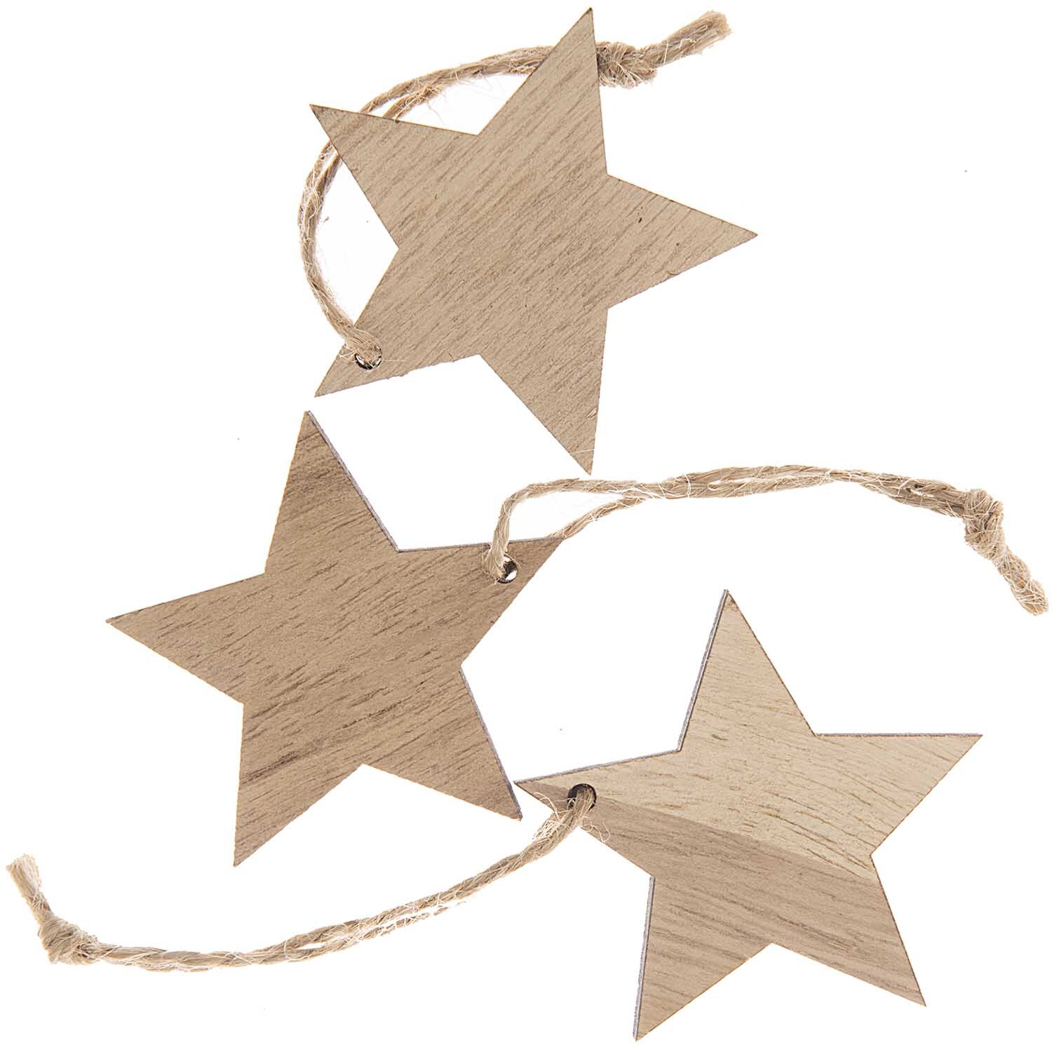 Holzhänger Stern natur 51x50mm von Rico Design: Drei natürliche Holzsterne mit Juteschnur zum Aufhängen, ideal für Dekorationen.