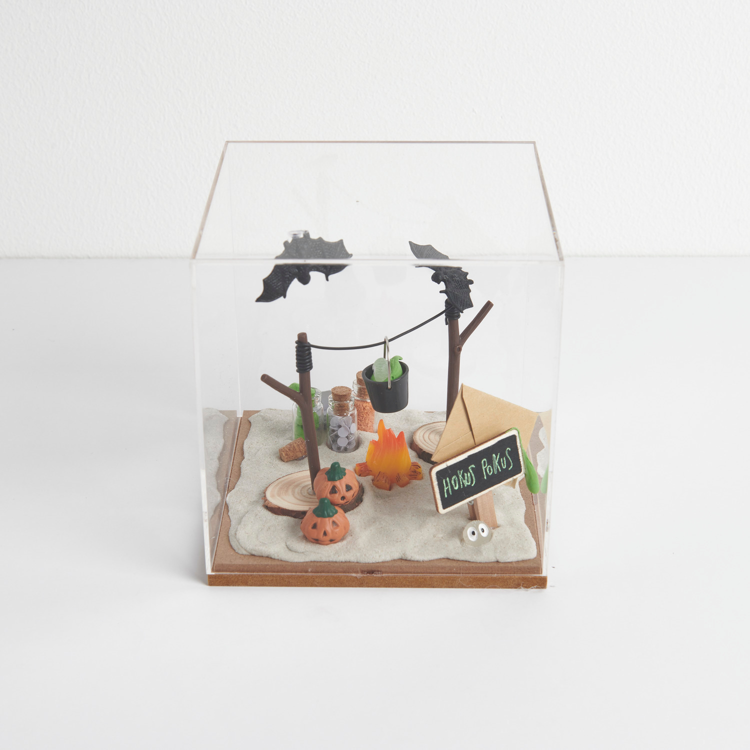 Miniatur Halloween Dekoration Set von Rico Design Miniatur Halloween Dekoration Set zeigt Kürbisse und Fledermäuse in einer transparenten Dekohaube.