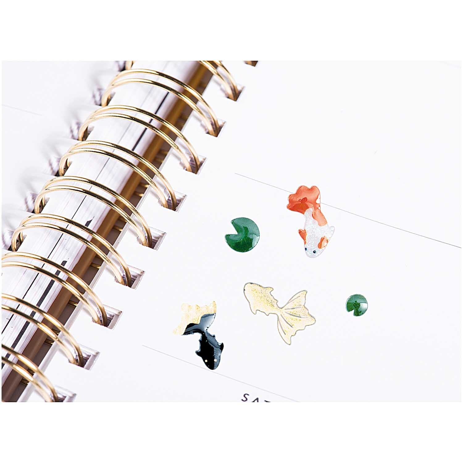 Paper Poetry Gelsticker Jardin Japonais Kois & Lotus von Rico Design Paper Poetry Gelsticker Jardin Japonais zeigt bunte Kois und Lotusblätter auf einem Notizbuch. Ideal für kreative Dekorationen.