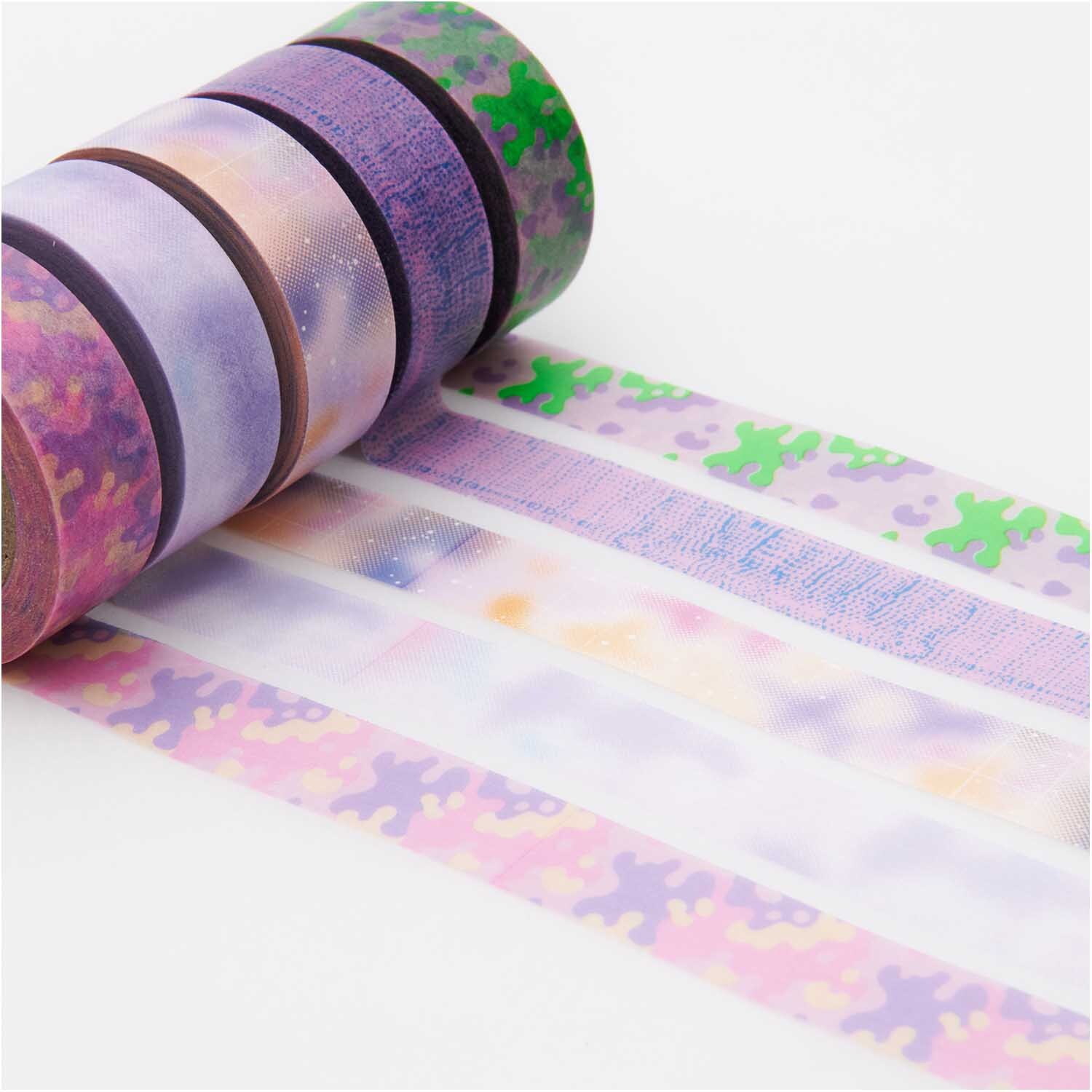 Paper Poetry Tape Set Blurry 5-teilig von Rico Design Paper Poetry Tape Set Blurry, 5-teilig von Rico Design. Bunte Washi-Tapes in lila und grün.