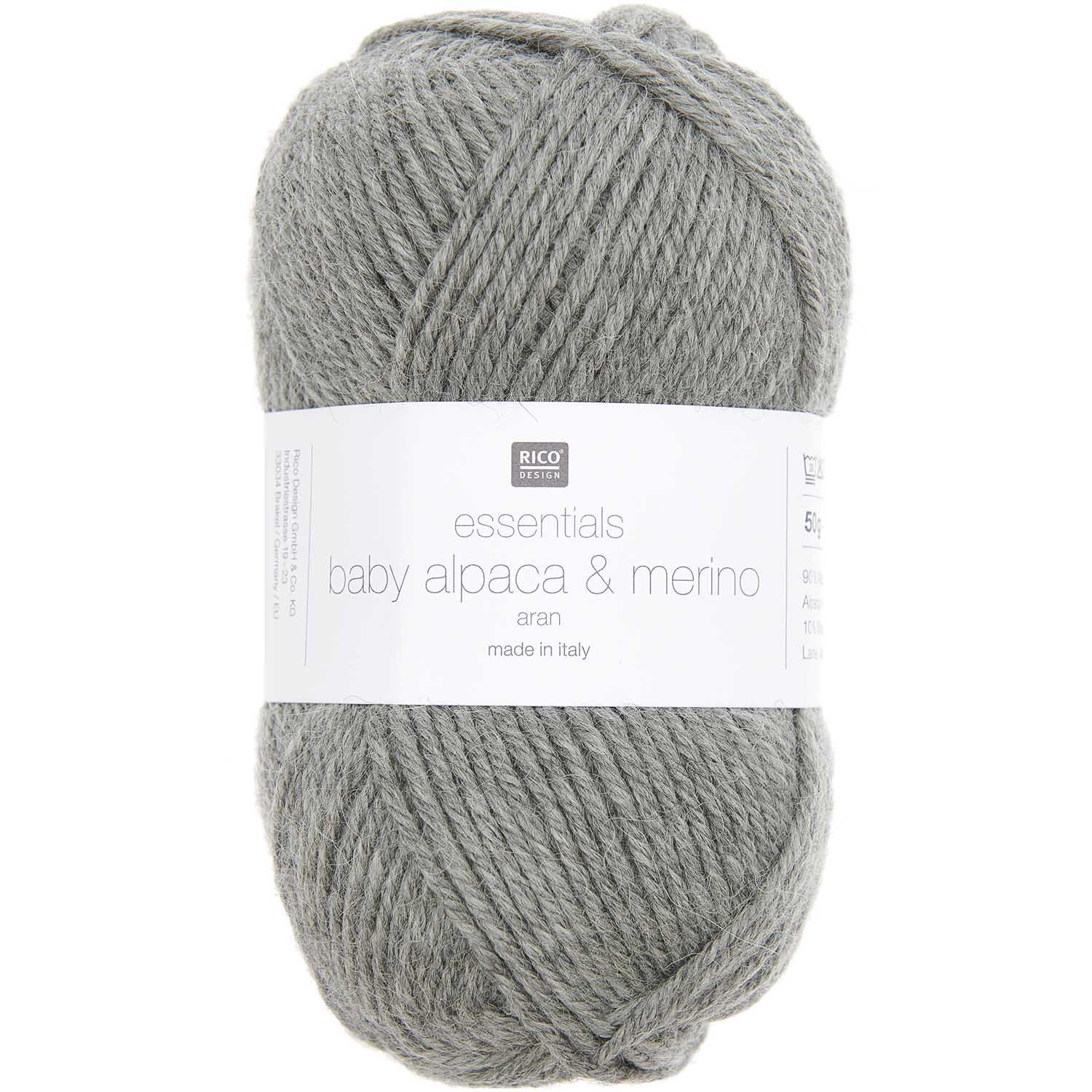 Essentials Baby Alpaca & Merino aran 50g 100m Couleur Gris from Rico Design Essentials Baby Alpaca & Merino aran Strickset zeigt graues Garn von Rico Design, ideal für Dreieckstuch-Projekte.