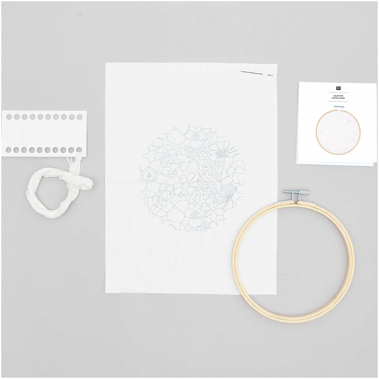Paquet de broderie fleur blanche dessinée Ø15cm Ø15cm from Rico Design Stickpackung weiße Blume vorgezeichnet Ø15cm, inklusive Stickrahmen und Garn von Rico Design.