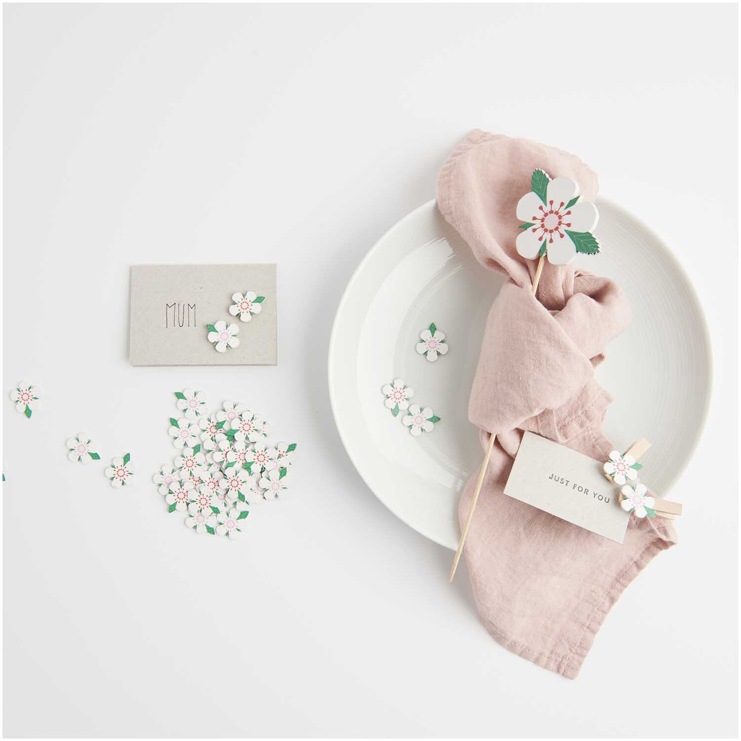 Holzklammern Erdbeerblüte 8 Stück von Rico Design Holzklammern Erdbeerblüte 8 Stück von Rico Design dekorieren eine Serviette mit Blumenmotiv. Ideal für kreative Tischdekorationen.