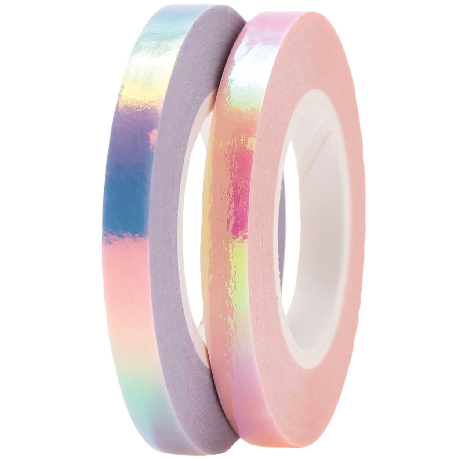 Paper Poetry Tapes irisierend 5mm 10m 2 Stück Farbe Rosa-Flieder von Rico Design Paper Poetry Tapes irisierend 5mm 10m 2 Stück von Rico Design in Rosa-Flieder, zwei Rollen schimmerndes Klebeband auf schwarzem Hintergrund.