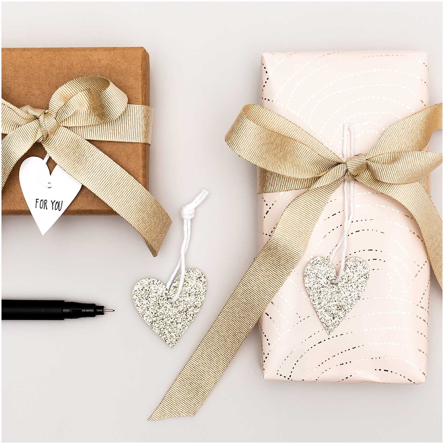 Paper Poetry Papieranhänger Herzen Glitter gold 3x3,5cm 24 Stück von Rico Design Paper Poetry Papieranhänger Herzen Glitter gold dekorieren Geschenke mit stilvollen, funkelnden Akzenten. Perfekt für besondere Anlässe.