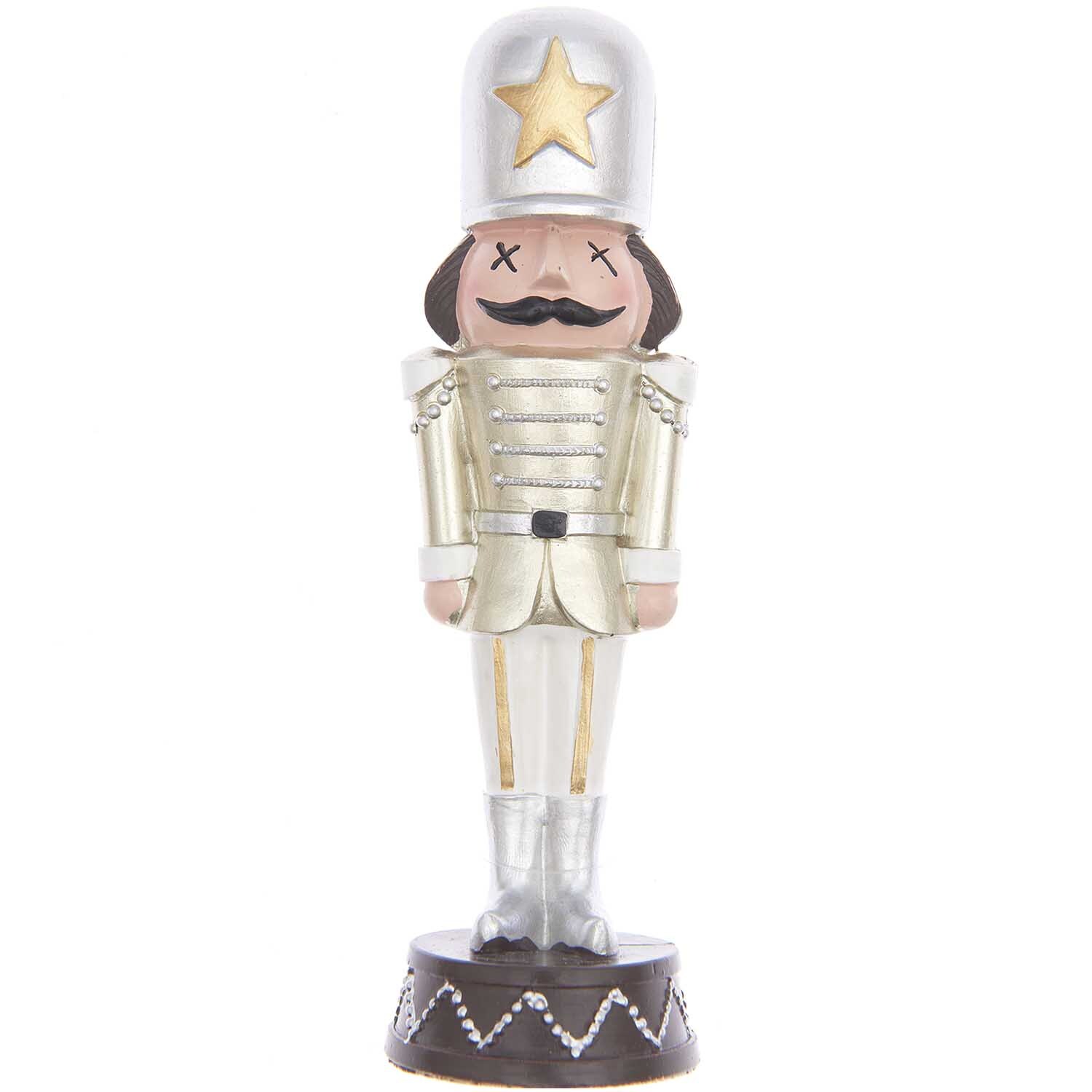 Polyresin Figur Nussknacker 17cm Farbe Gold von Rico Design Polyresin Figur Nussknacker 17cm: Ein goldener Nussknacker von Rico Design mit Stern auf dem Hut, dekorativ und elegant.