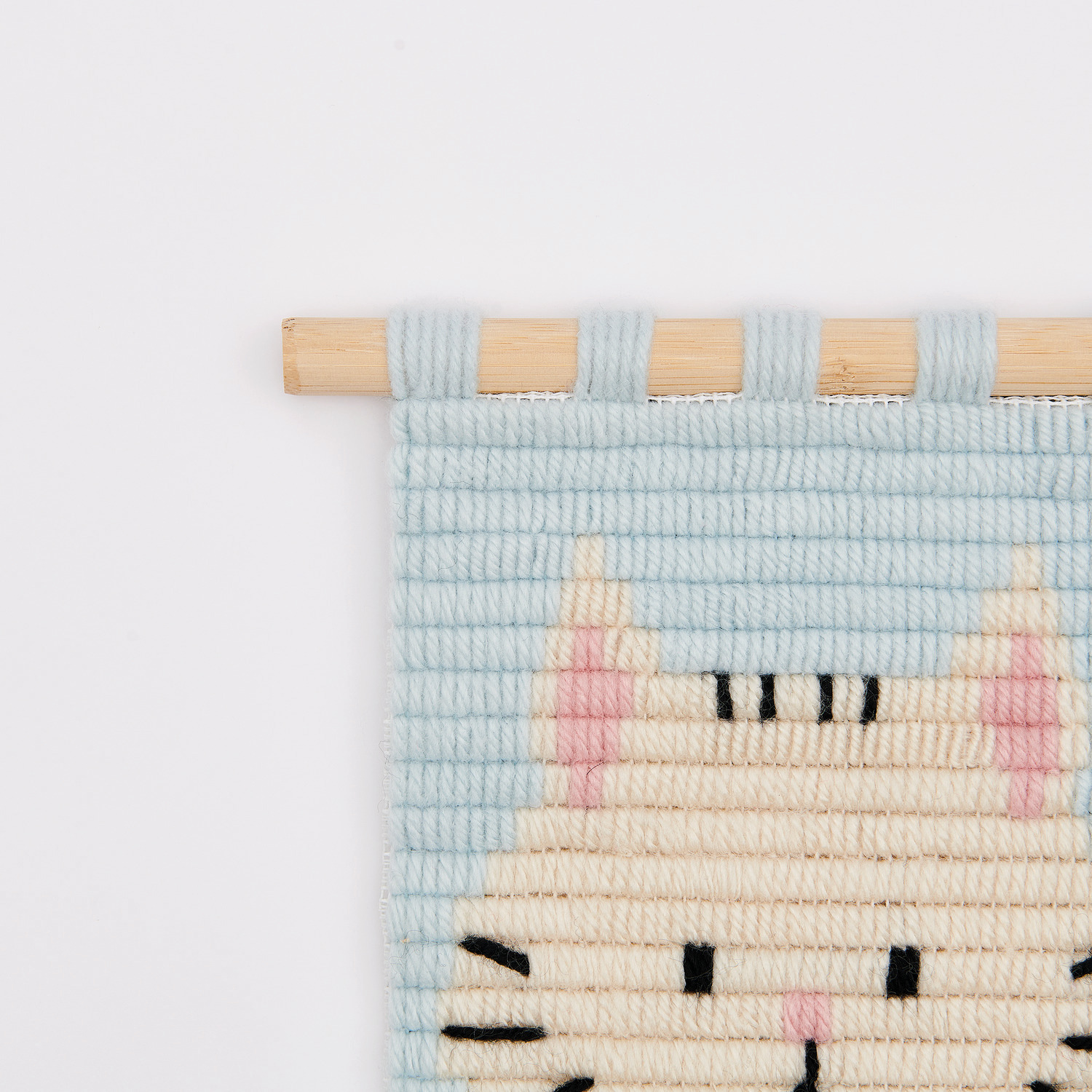 Kit de broderie Longstitch chat 18x30cm from Rico Design Longstitch Stickpackung Katze zeigt ein gesticktes Katzenmotiv auf hellblauem Hintergrund, 18x30cm, von Rico Design.
