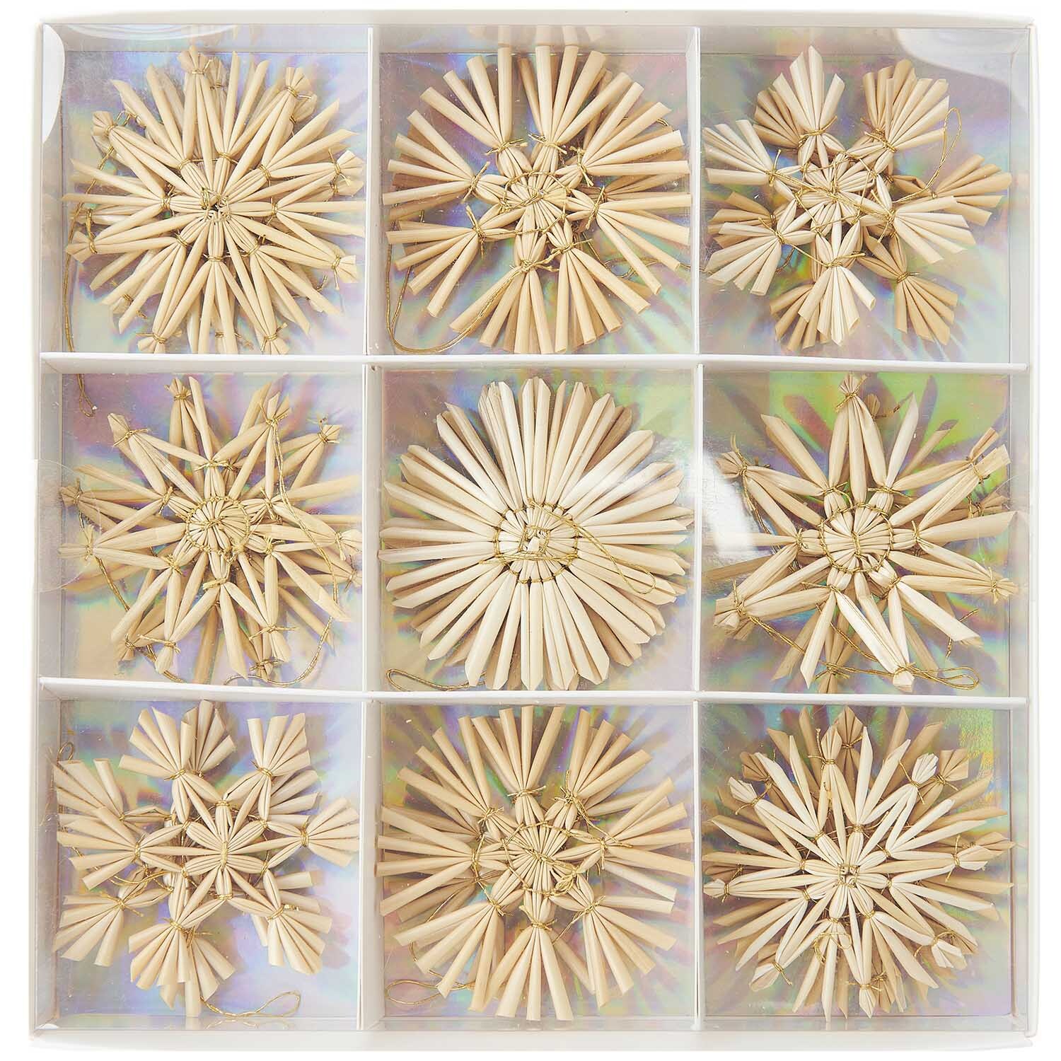 Premium Strohstern-Set 6x6cm, 18-teilig, von Rico Design. Neun kunstvoll geflochtene Strohsterne in einer transparenten Box.