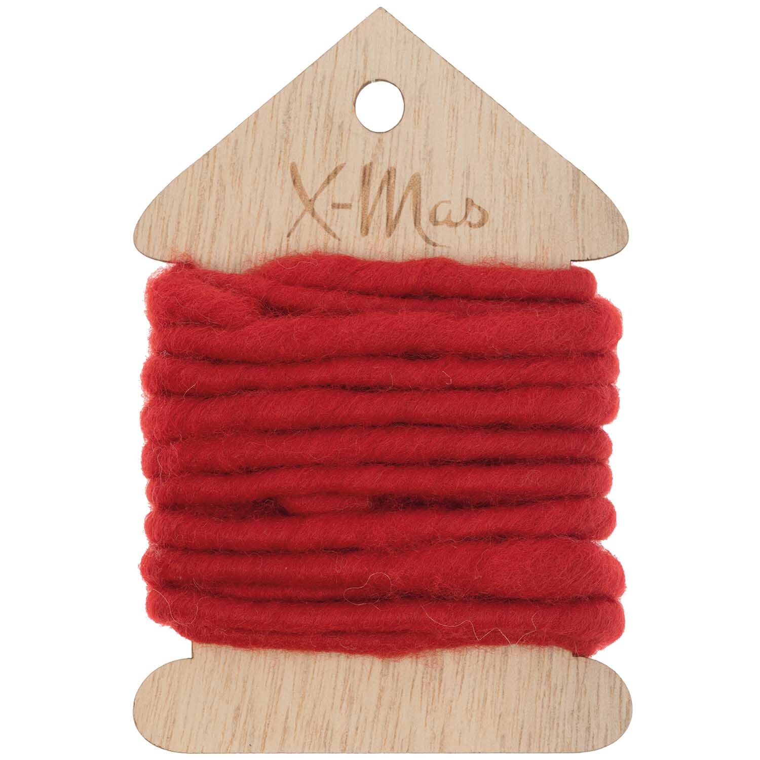 Kordel 3m Farbe Rot von Rico Design Kordel 3m von Rico Design: Rote Kordel auf Holzspule in Hausform, ideal für Weihnachtsdekorationen.