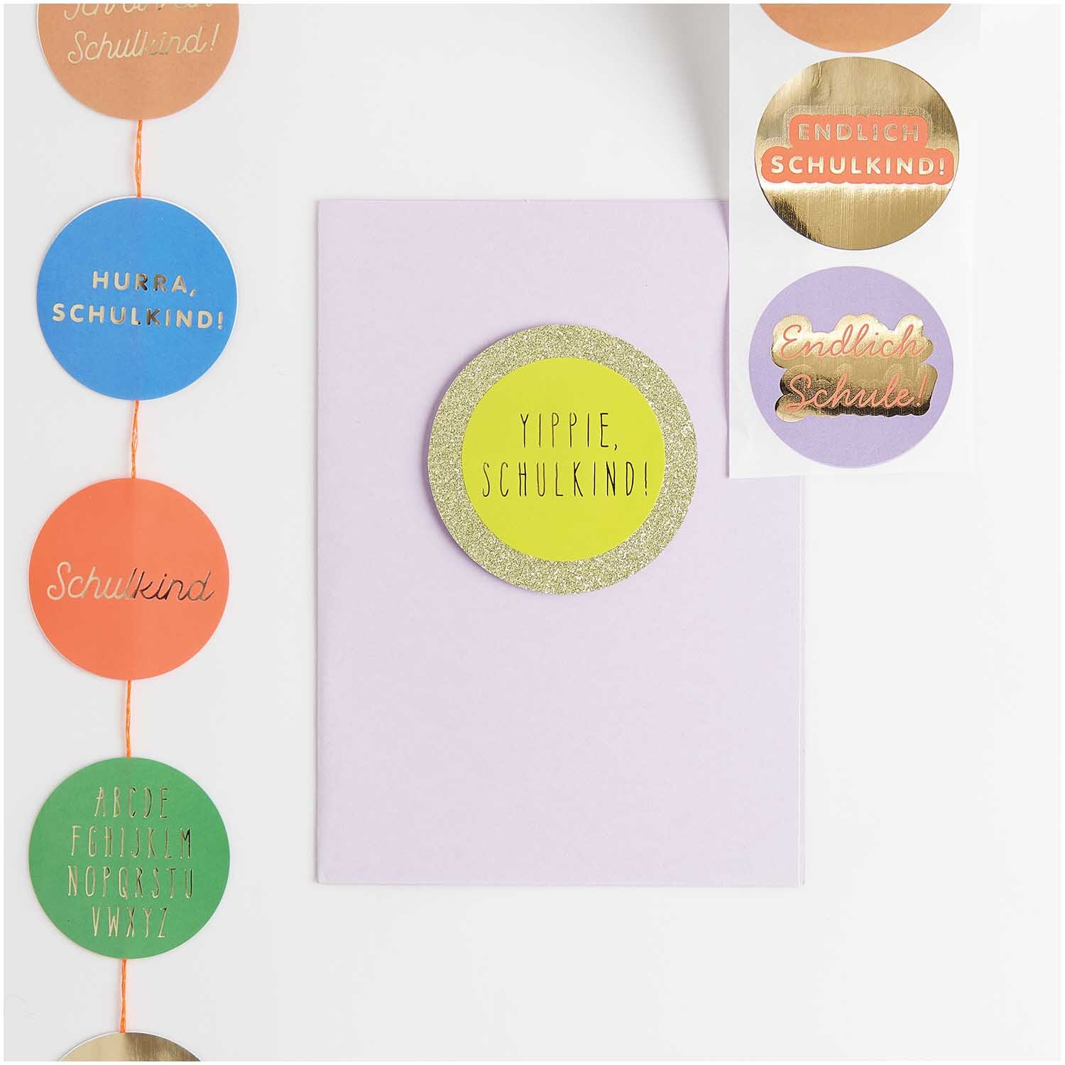 Paper Poetry Sticker Schulkind 100 Stück von Rico Design Paper Poetry Sticker Schulkind: Bunte Sticker mit Schriftzügen auf einer Karte, ideal für Schulanfang.