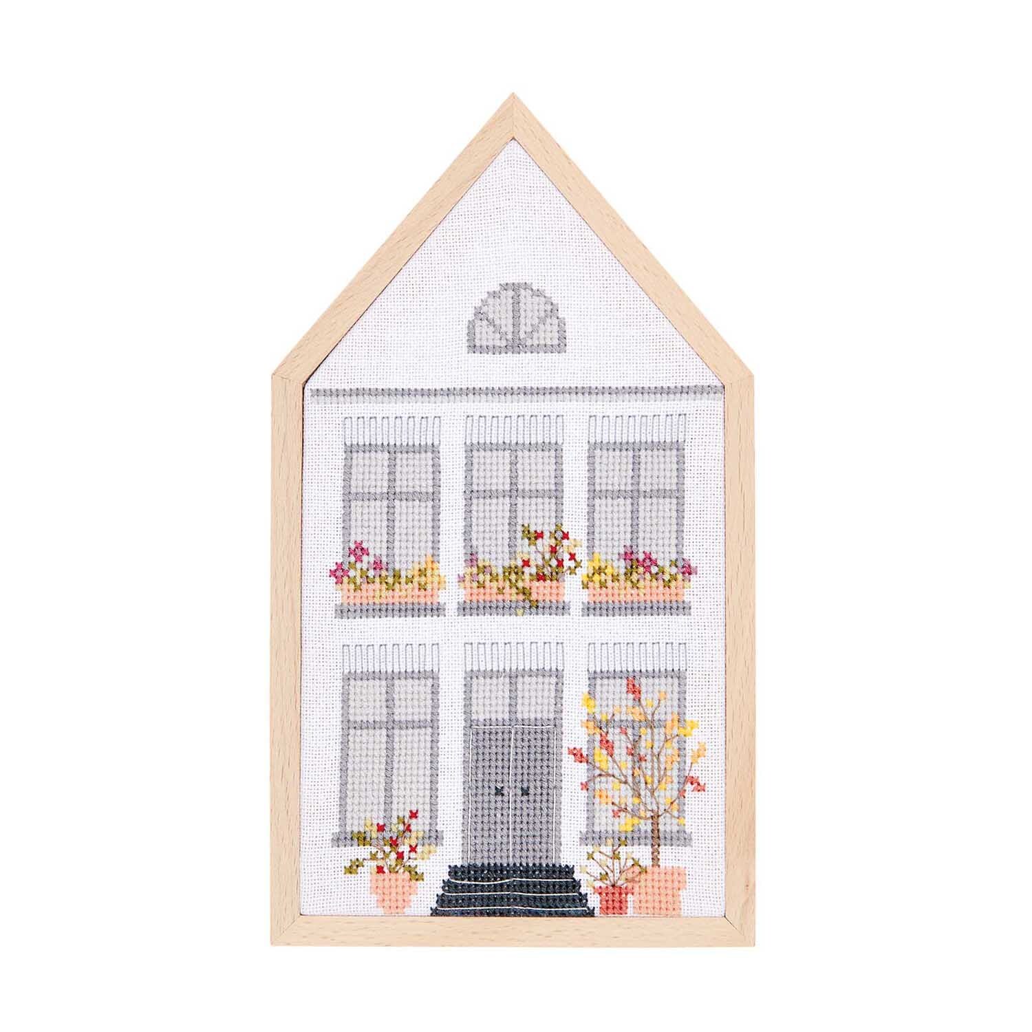 Stickpackung Herbsthaus mittel 12x22,5cm: Gesticktes Haus mit Blumen und Herbstbaum, von Rico Design.