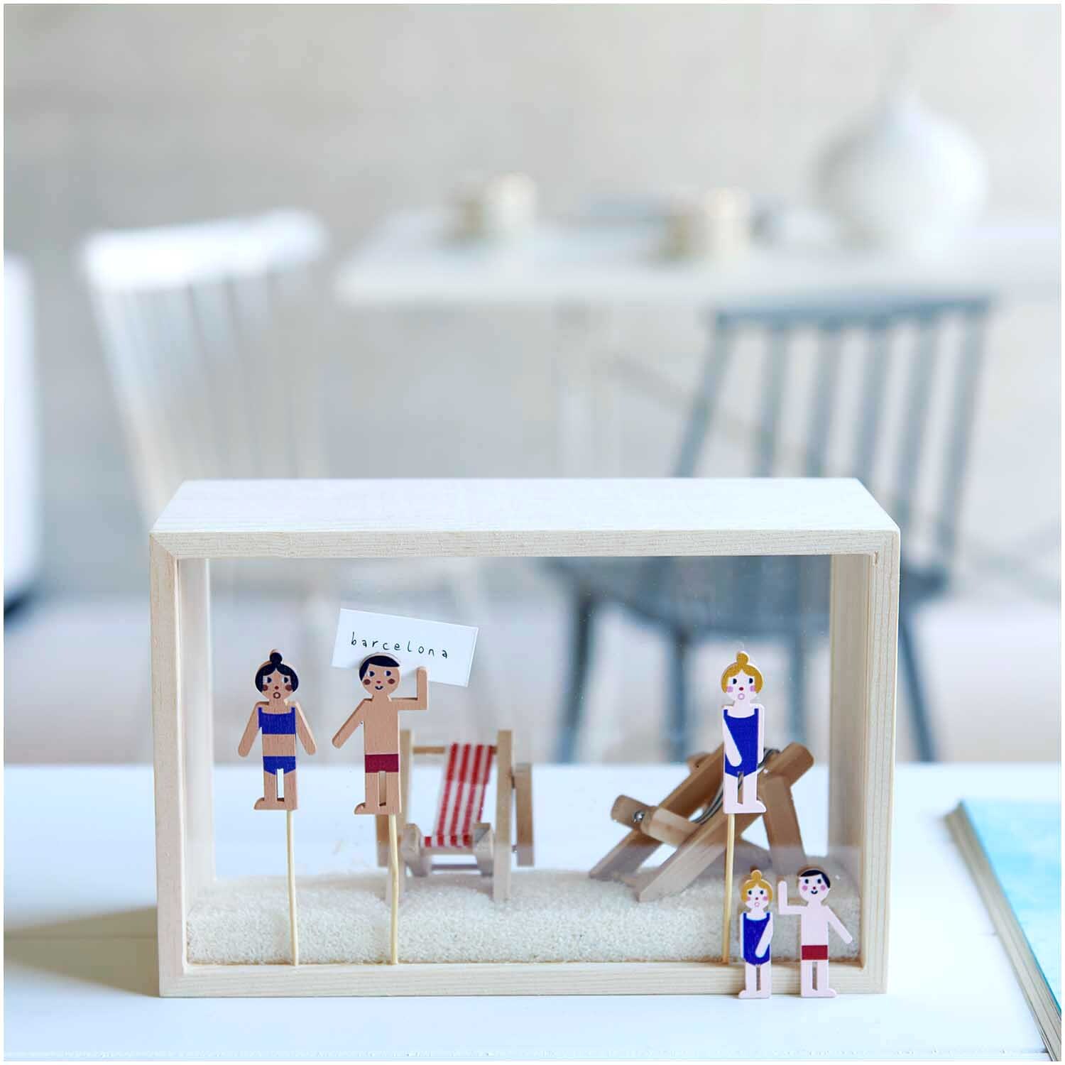 Chaise longue décorative rouge et blanche Taille 4,5x7cm from Rico Design Deko-Liegestuhl rot-weiß in Miniatur-Szene mit Figuren und Sand, von Rico Design, in Holzrahmen.