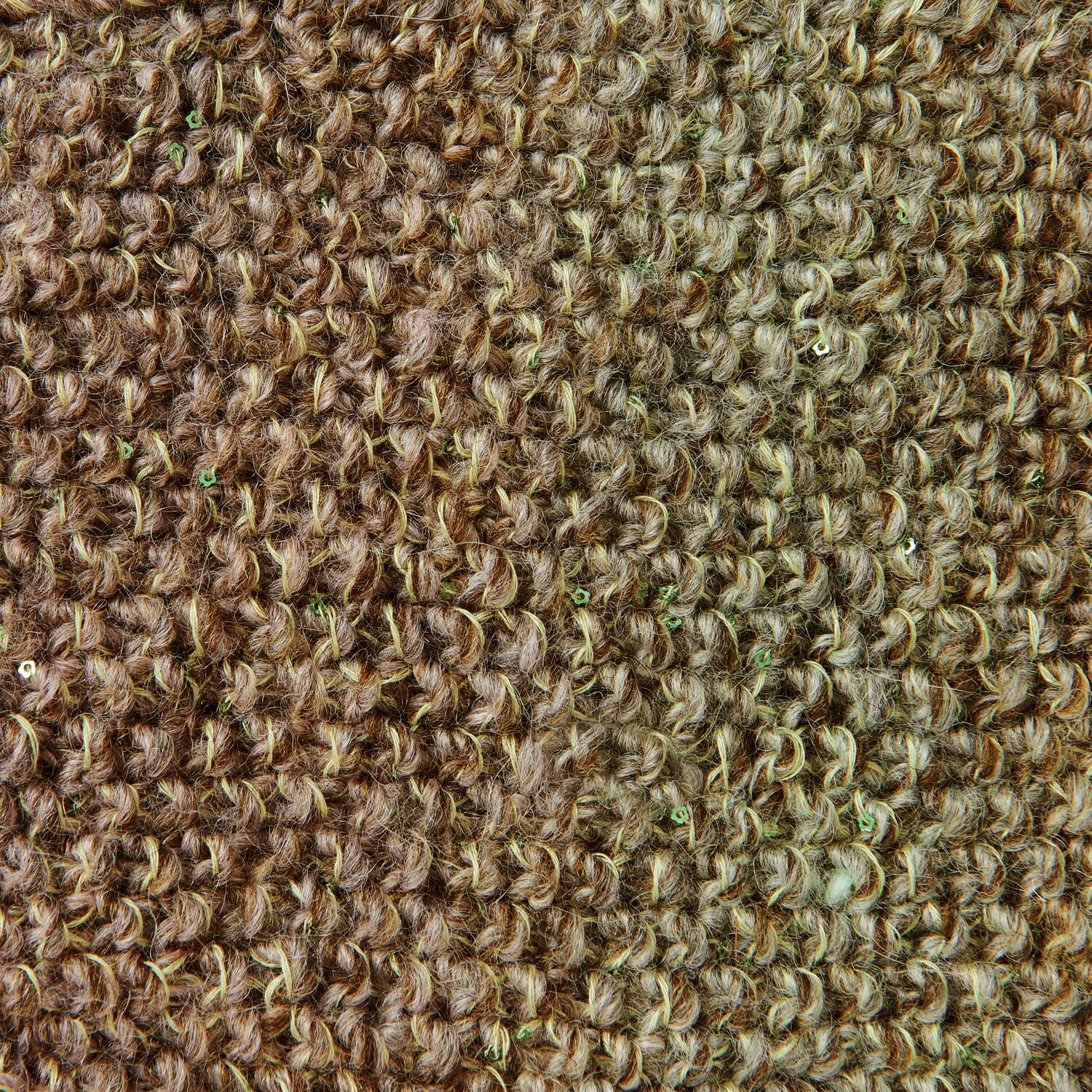 Creative Melange Alpaca Wonderball dk 100g 300m Farbe Summer von Rico Design Nahaufnahme eines strukturierten, braunen Teppichs mit grober Webart. Die natürliche Farbgebung verleiht dem Raum eine warme Atmosphäre. Ideal für umweltbewusste Inneneinrichtungen.