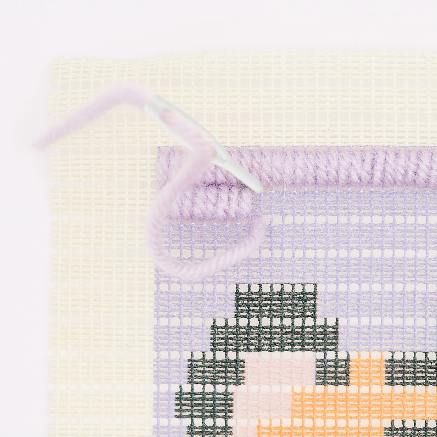 Kit de broderie Longstitch Tigre 18x30cm from Rico Design Longstitch Stickpackung Tiger, 18x30cm, zeigt ein Detail des Stickmusters in Lila und Orange.