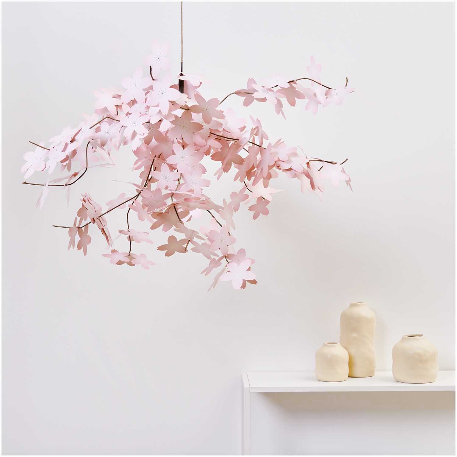 Bastelset Kirschblüten Fontäne: Zarte rosa Kirschblütenzweige von Rico Design hängen dekorativ von der Decke.