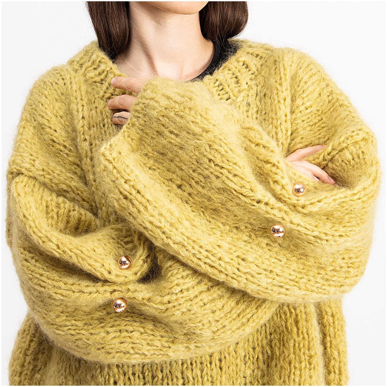Zwei-Perlen-Pin 65mm 1 Stück Farbe Roségold von Rico Design Zwei-Perlen-Pin 65mm an einem gelben Strickpullover von Rico Design, getragen von einer Person.