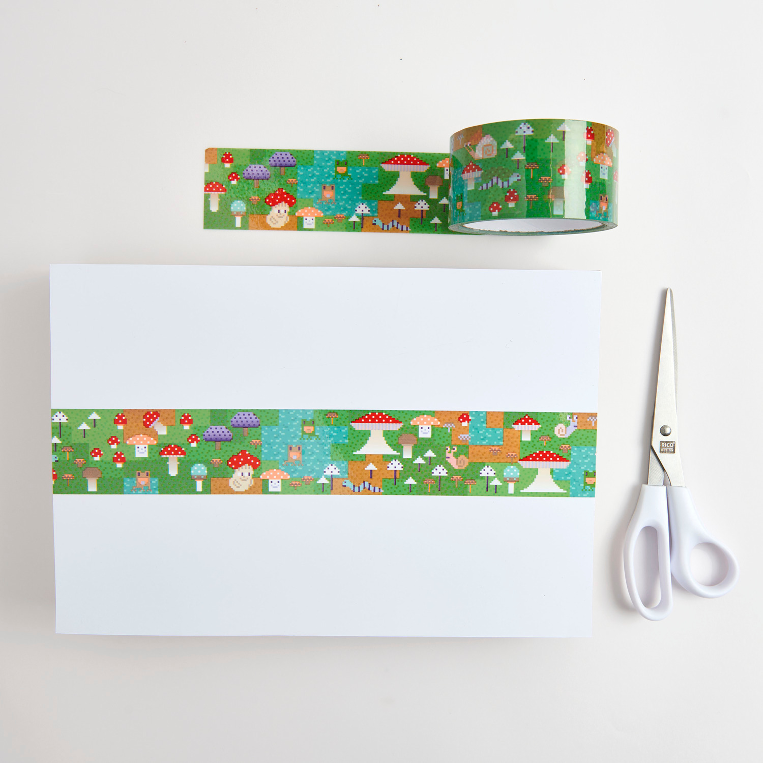 Paper Poetry Paketklebeband Shrooom Games 5cmx32m von Rico Design Paper Poetry Paketklebeband Shrooom Games zeigt ein farbenfrohes Pilzmuster auf grünem Hintergrund, ideal zum Verpacken.