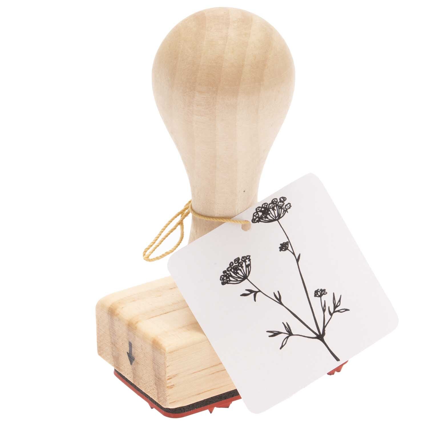 Paper Poetry Stempel Anis 3x5x8cm zeigt ein florales Design. Holzgriff, ideal für kreative Projekte.