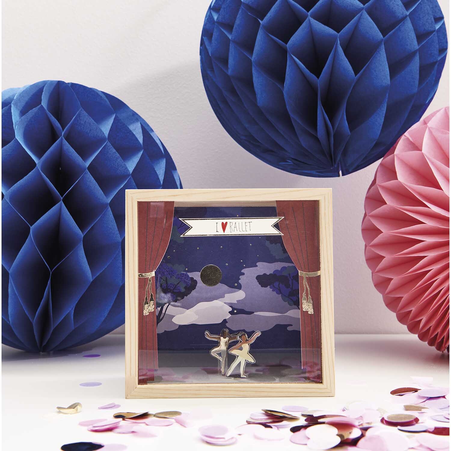 Figurico Gelsticker Balletttänzer von Rico Design Figurico Gelsticker Balletttänzer: Elegante Ballettszene in Holzrahmen, umgeben von blauen und rosa Dekokugeln.