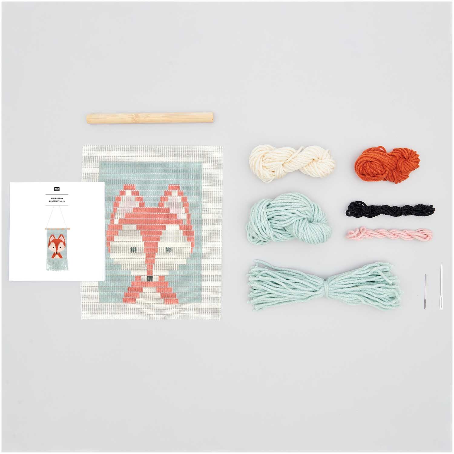 Kit de broderie Longstitch renard 18x30cm from Rico Design Longstitch Stickpackung Fuchs von Rico Design zeigt ein Fuchs-Motiv mit Garnen und Nadeln.