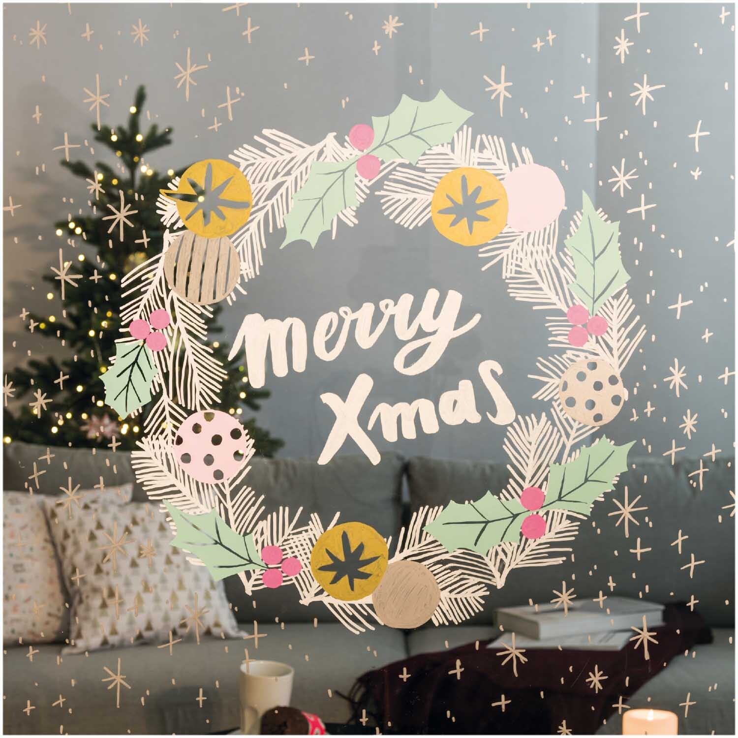 Kreidestifte Flüssigkreide Set Celebration 3mm 4 Farben von Rico Design Kreidestifte Flüssigkreide Set Celebration dekoriert ein Fenster mit einem festlichen Kranz und "Merry Xmas" Schriftzug. Ideal für kreative Weihnachtsdekorationen.