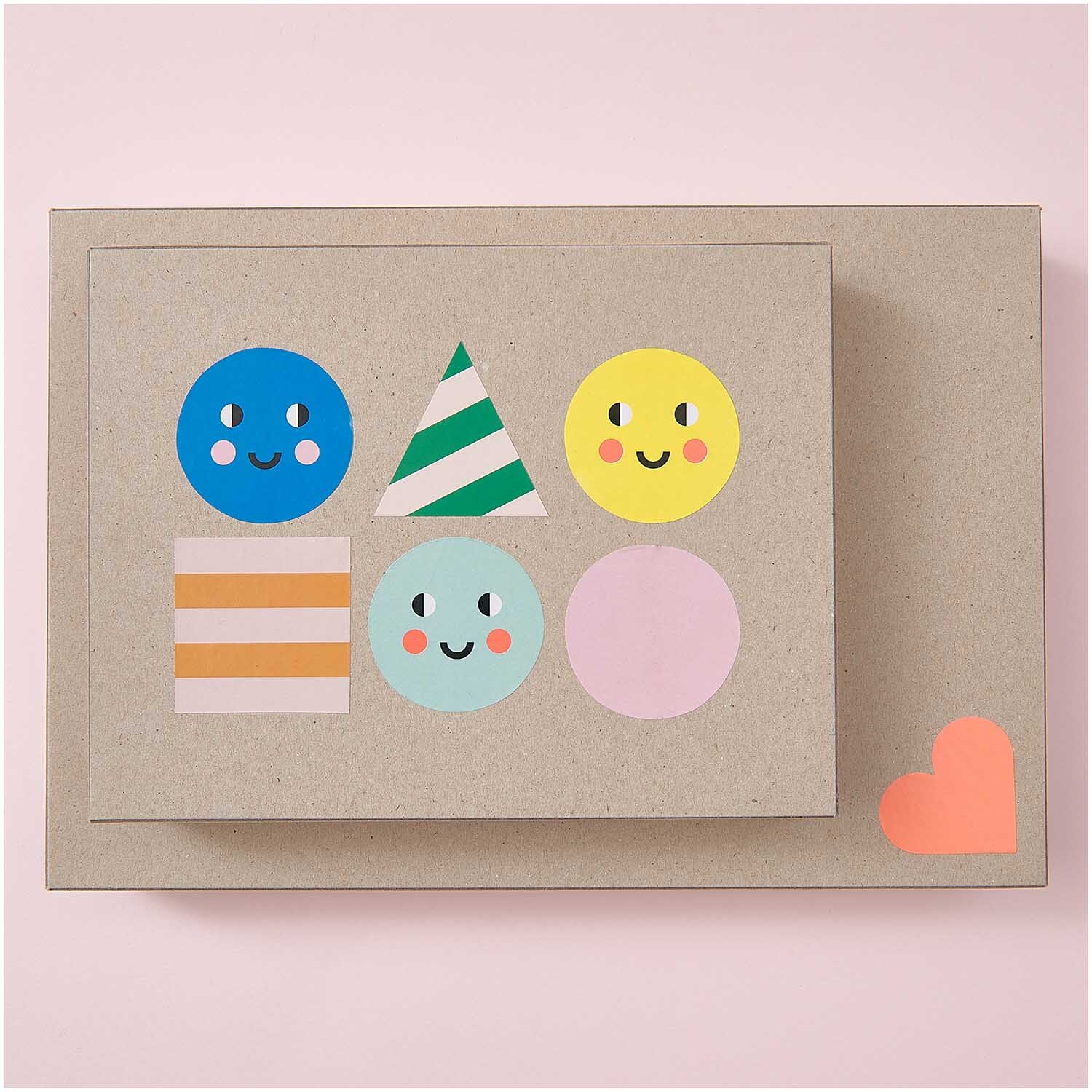 Paper Poetry Sticker Happy Birthday Formen 5,5cm 120 Stück auf der Rolle von Rico Design Paper Poetry Sticker Happy Birthday Formen auf braunem Karton, bunte Gesichter und Formen.