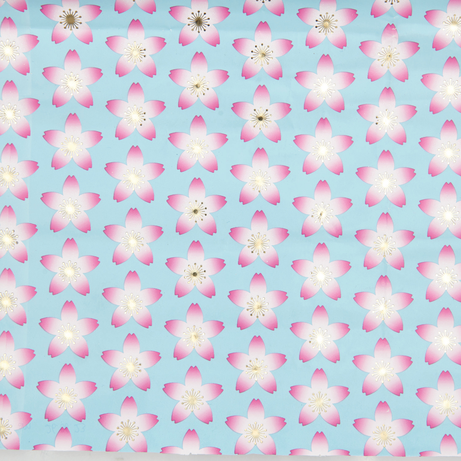 Geschenkpapier Kirschblüten Blau 70cm 2m 80g/m² von Rico Design Geschenkpapier Kirschblüten Blau mit zarten rosa Blüten auf hellblauem Hintergrund, 70cm x 2m, 80g/m². Ideal für stilvolle Verpackungen.